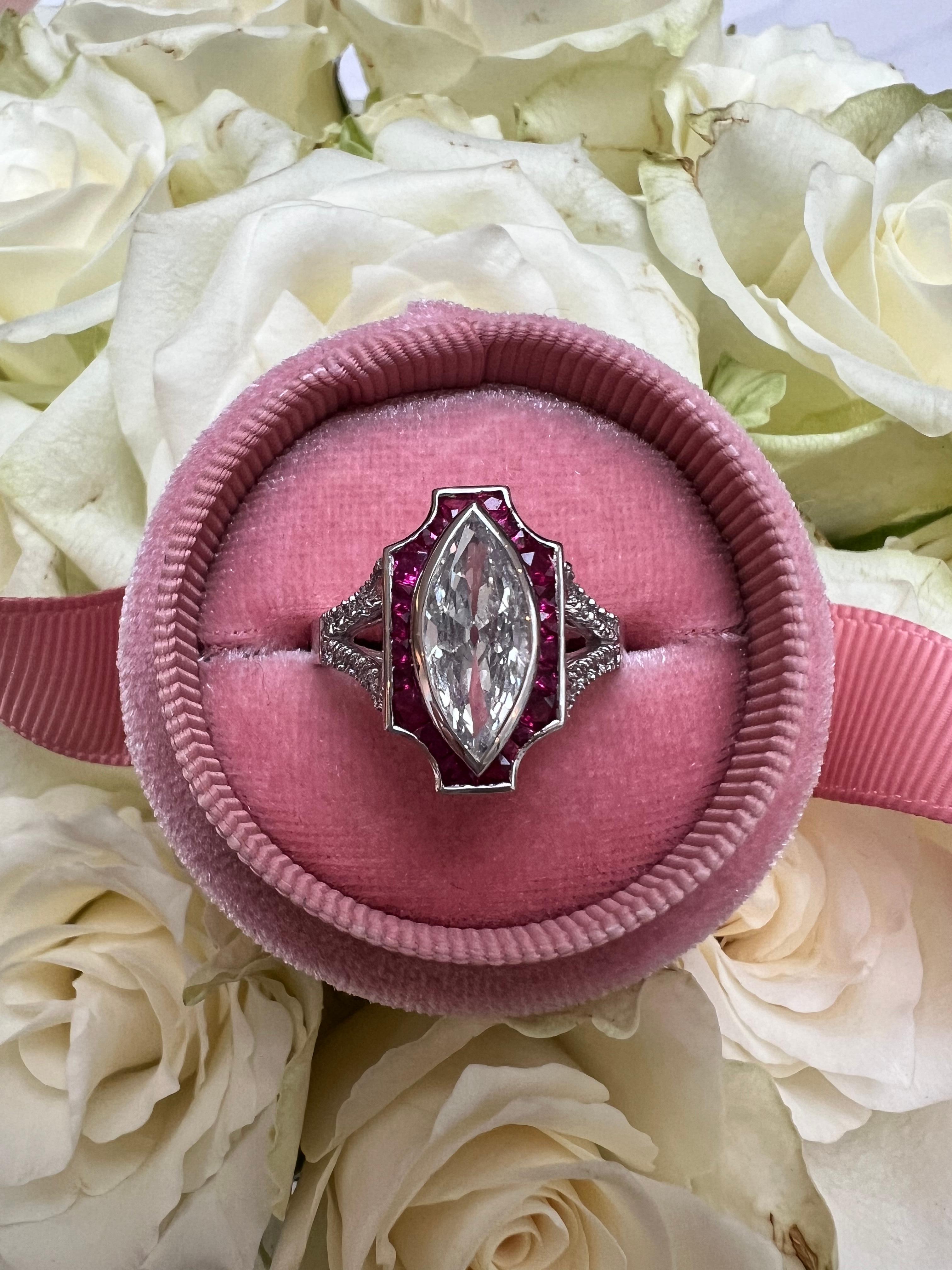 Anello vintage con diamante marquise e rubino. Il diamante centrale certificato è di 1,6cts I/J VS incastonato nel platino, con rubini e diamanti incastonati lungo la fascia. 