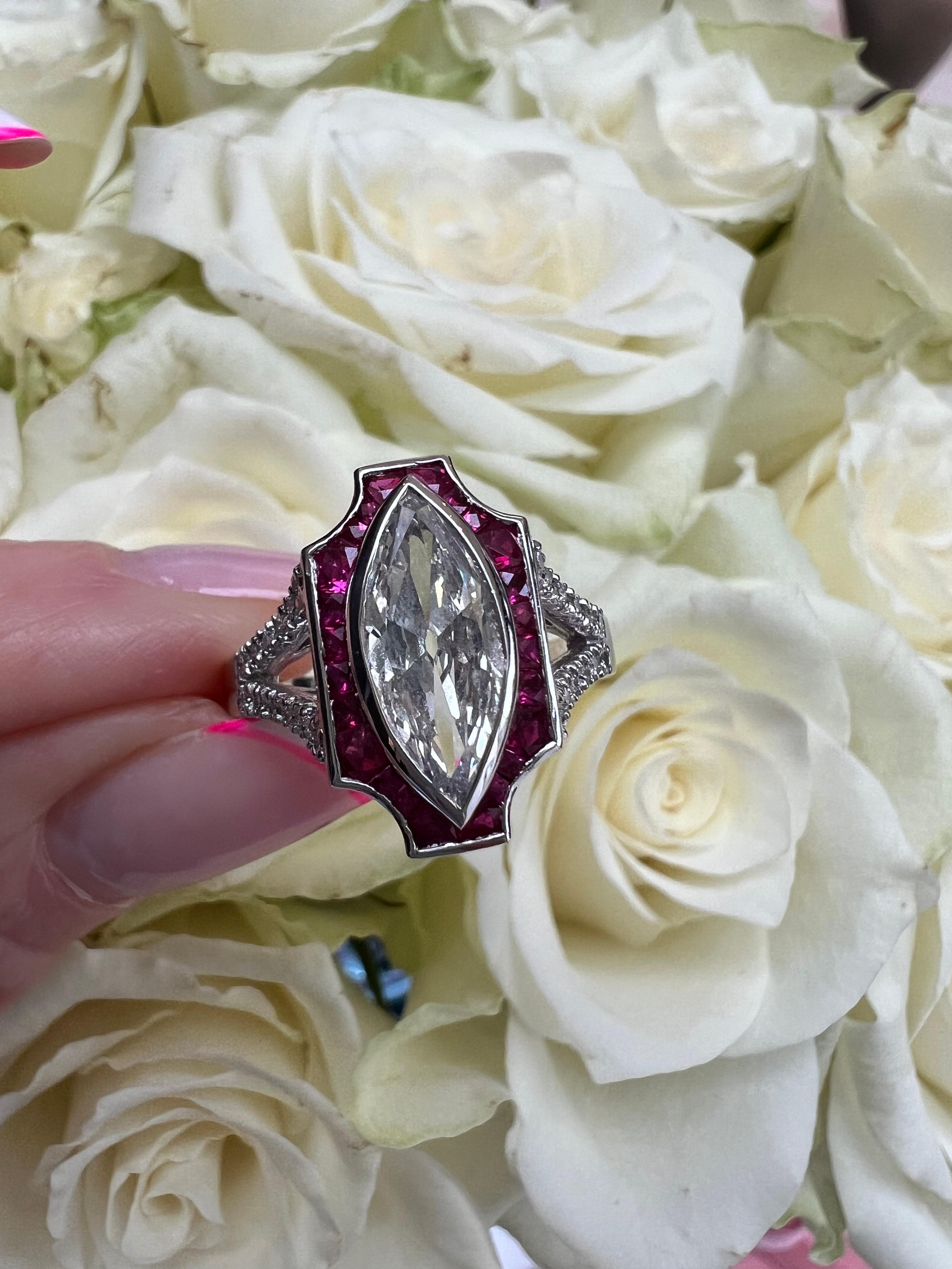 Art Déco Anello vintage con diamanti e rubini marquise in vendita