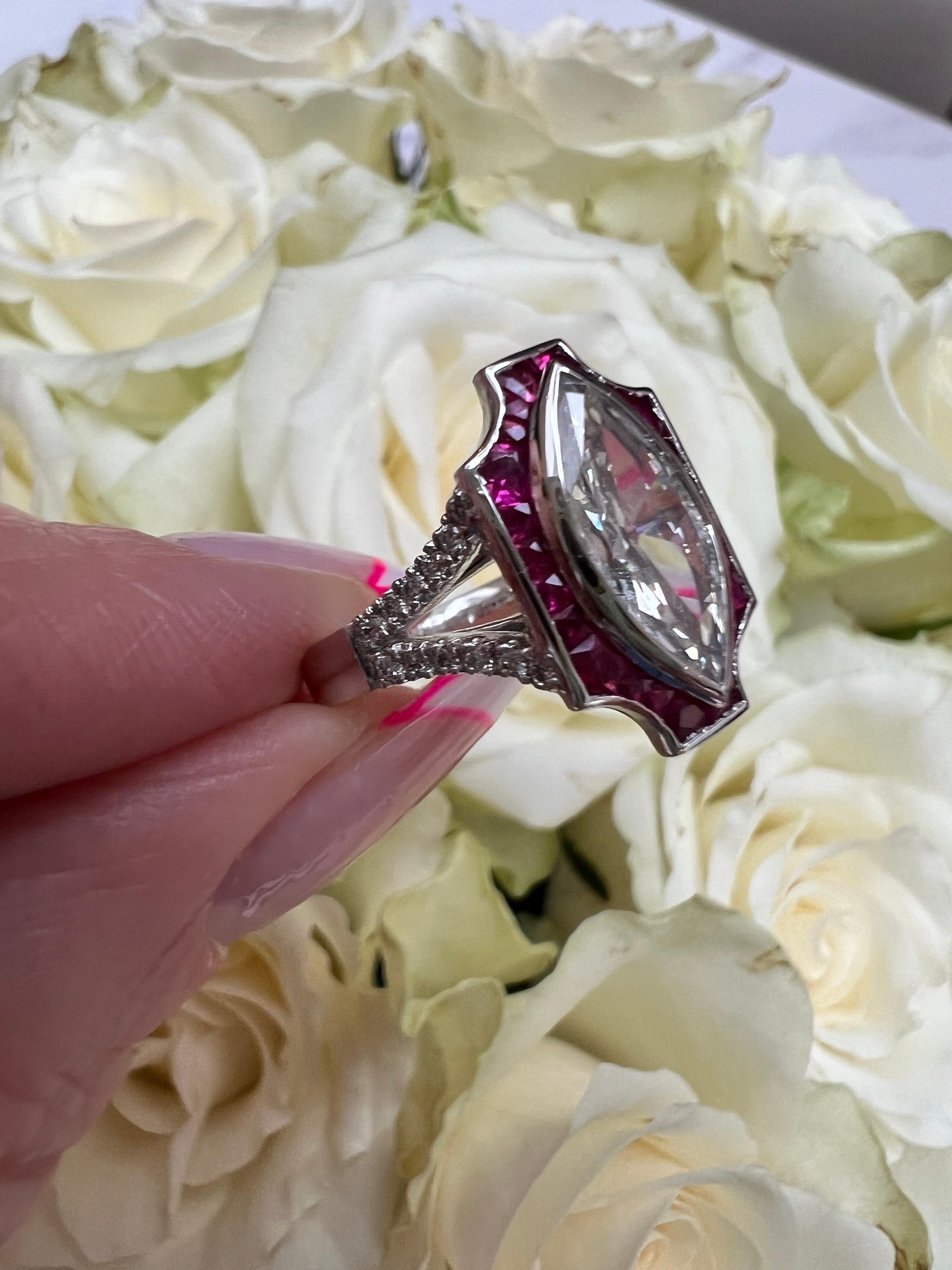 Taglio marquise Anello vintage con diamanti e rubini marquise in vendita