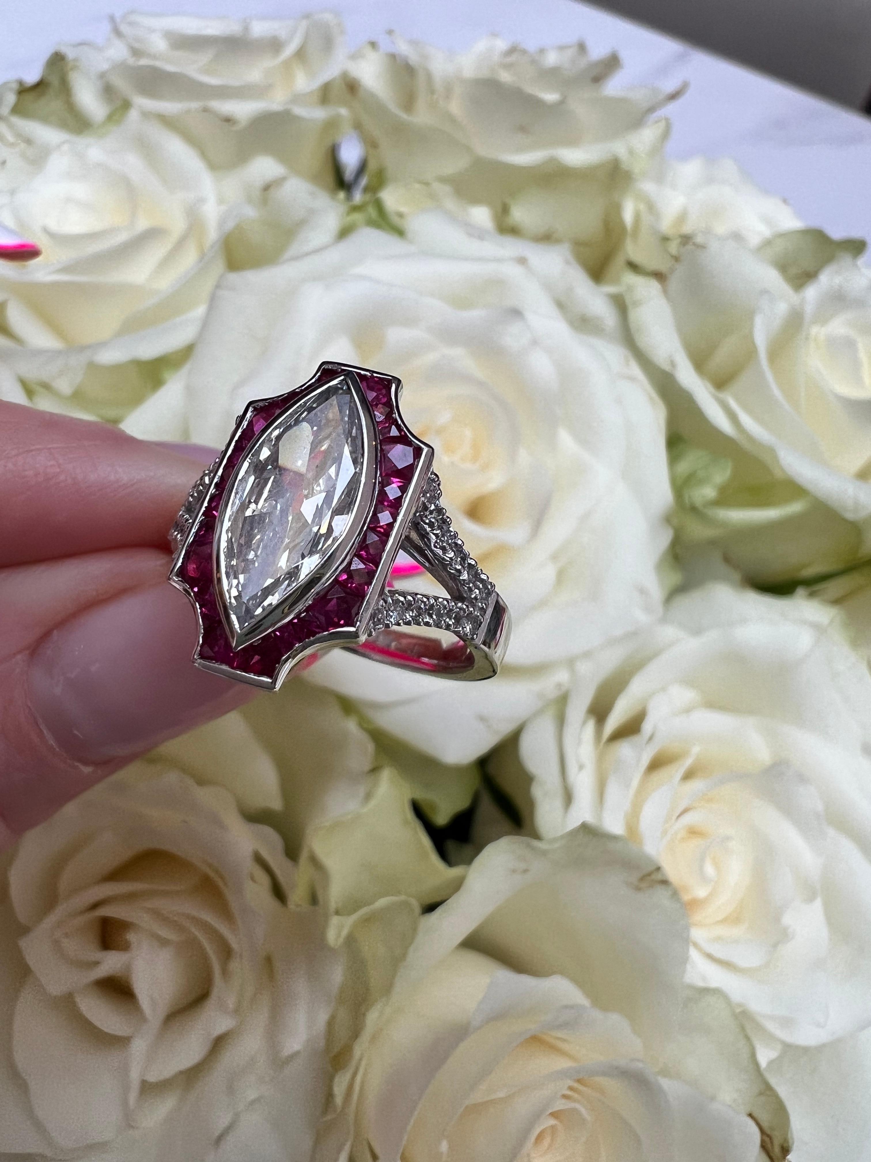 Anello vintage con diamanti e rubini marquise In condizioni ottime in vendita a London, GB