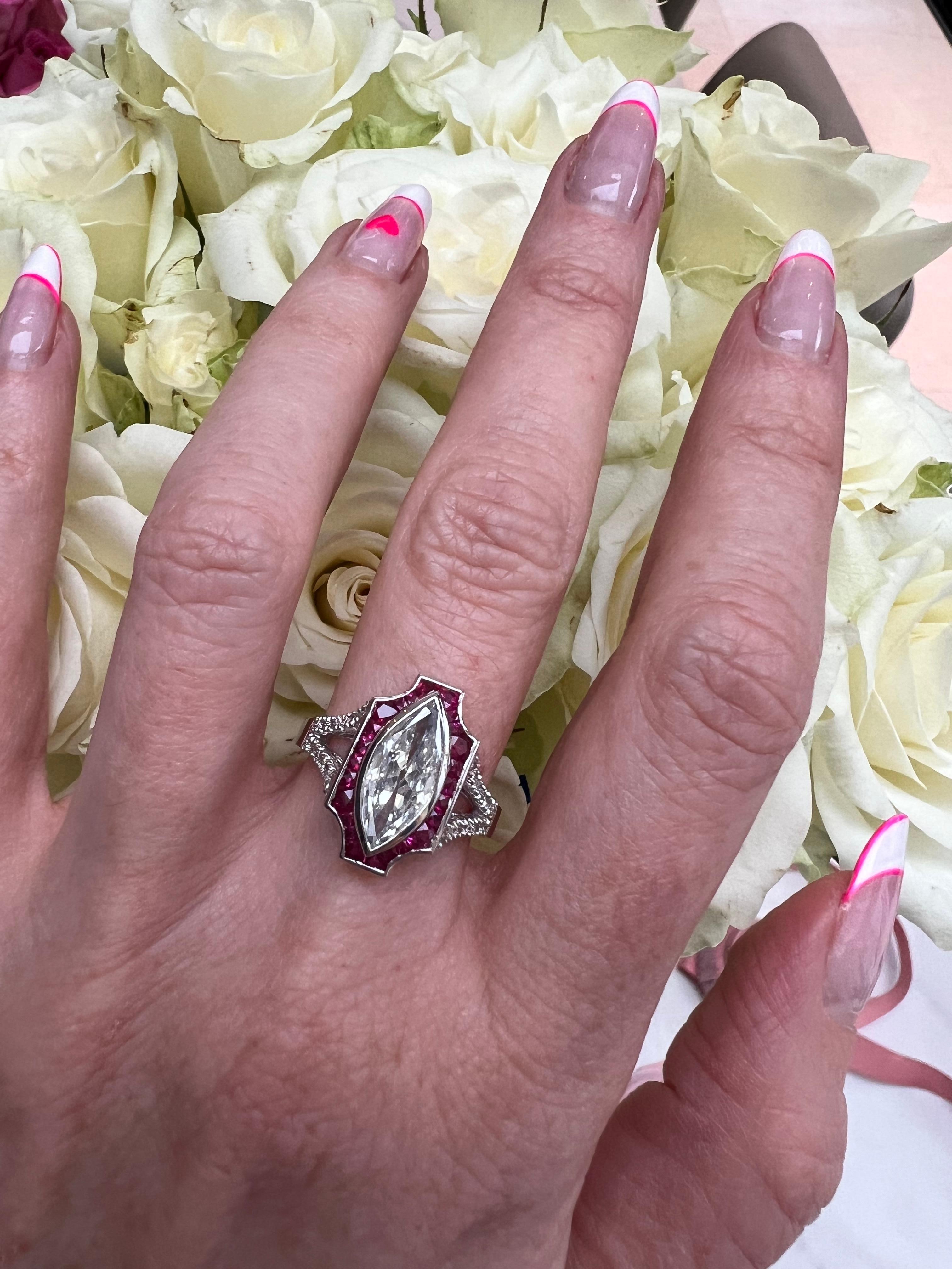 Anello vintage con diamanti e rubini marquise in vendita 1