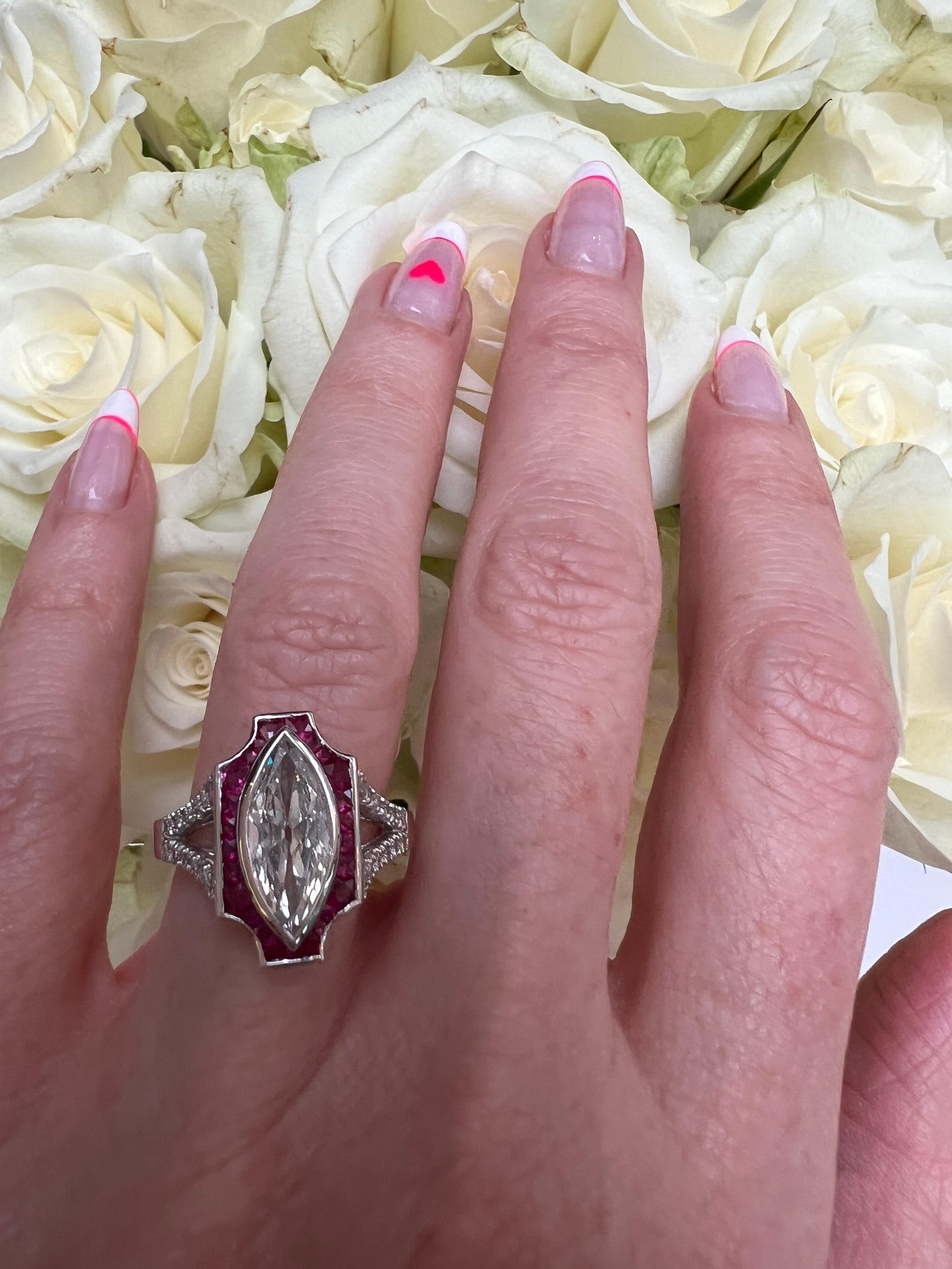Anello vintage con diamanti e rubini marquise in vendita 2