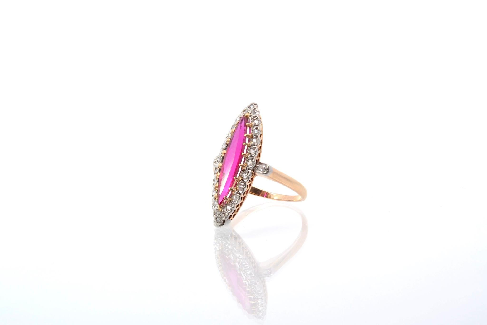 Vintage-Ring aus Marquise-Diamanten und synthetischem Rubin im Zustand „Gut“ im Angebot in PARIS, FR