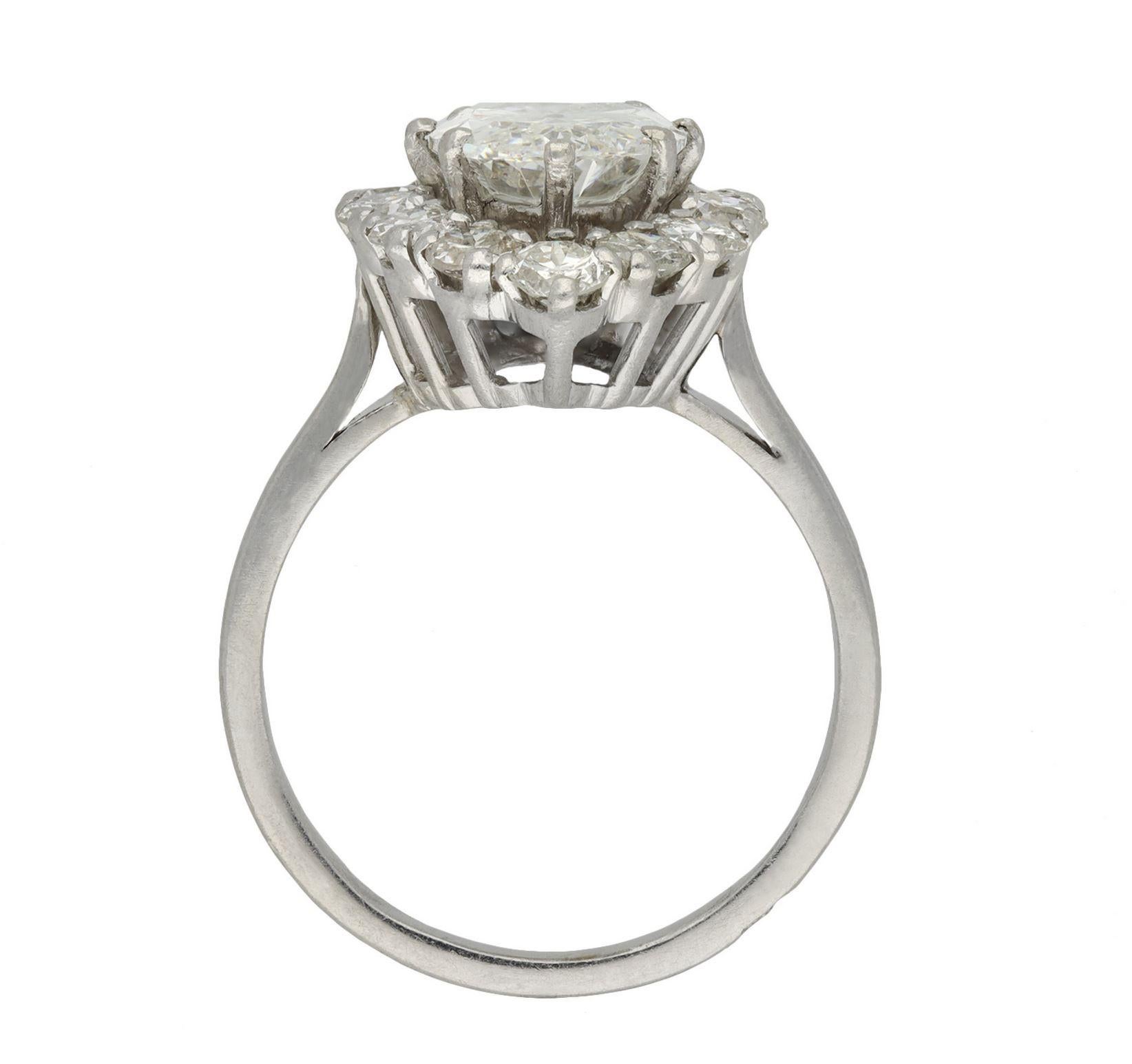 Vintage marquise diamond cluster ring, French, circa 1950. In Good Condition For Sale In London, GB