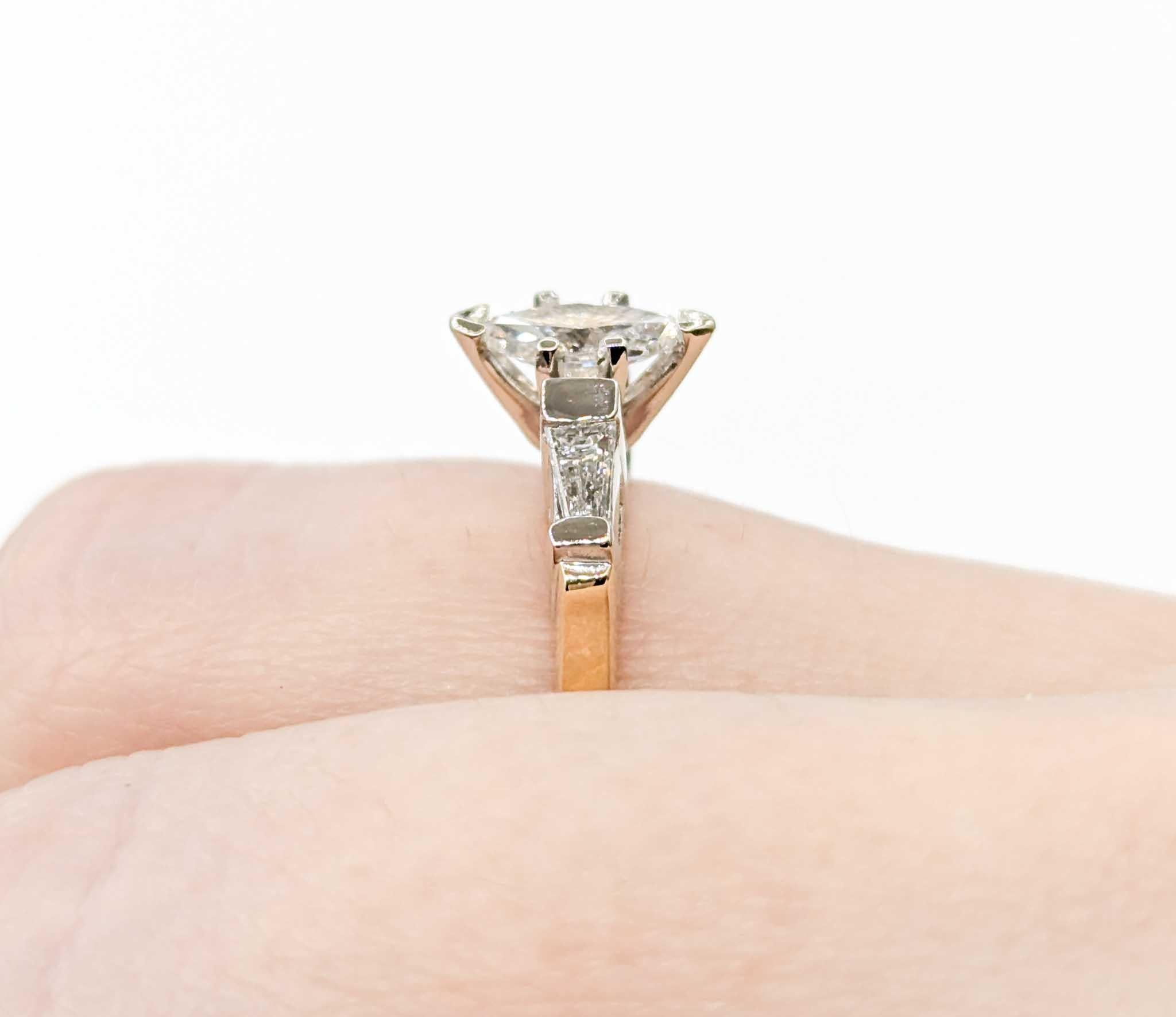 Vintage Marquise Diamant Verlobungsring in zwei Tönen Gold

Dieser wunderschöne Verlobungsring im Vintage-Stil ist aus 14 Karat Weiß- und Gelbgold gefertigt und verfügt über einen 0,50 ct großen Marquise-Diamanten als Mittelstein sowie 0,32 ct an