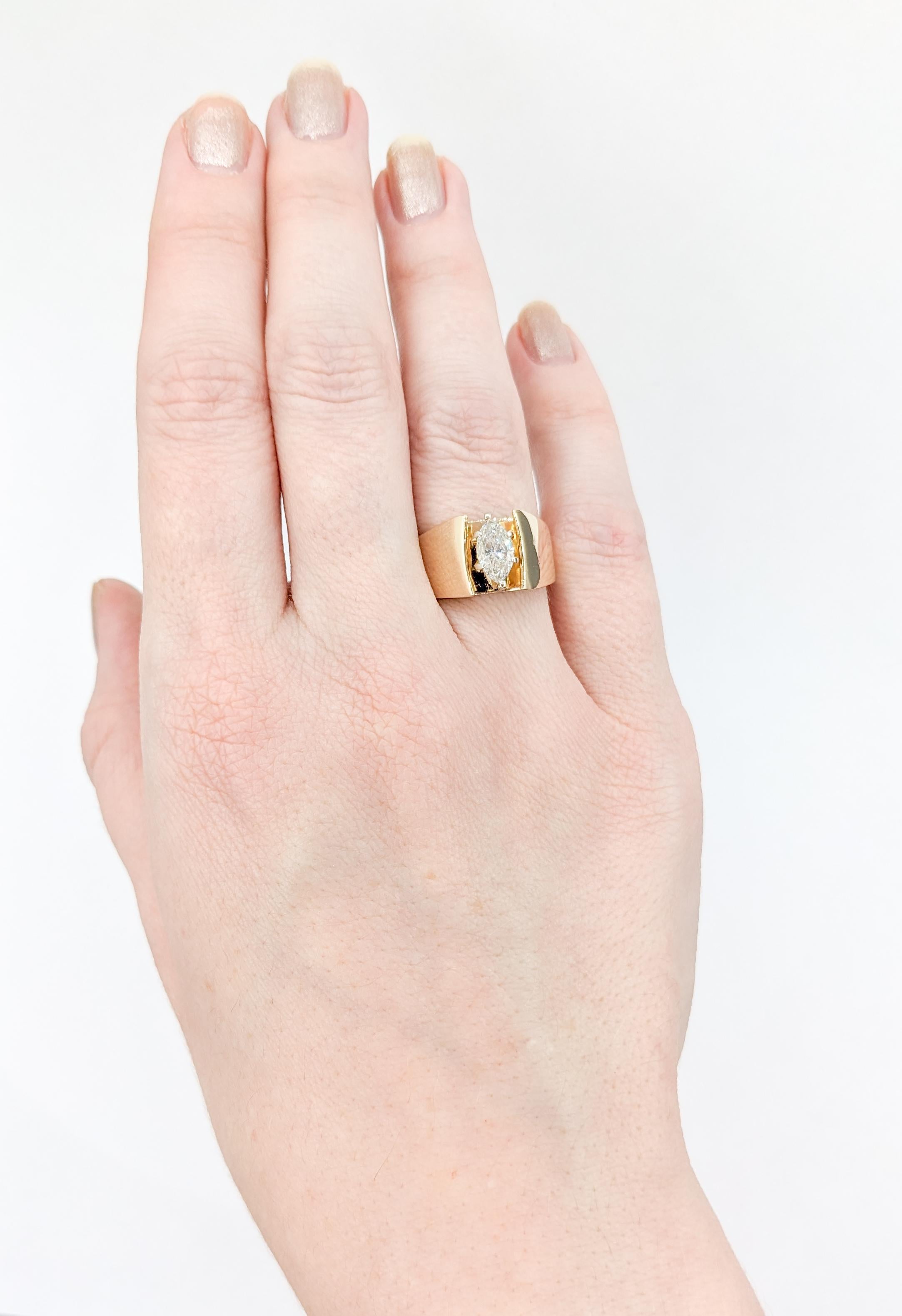 Solitär-Ring aus Gold mit Marquise-Diamant im Vintage-Stil

Wir stellen einen atemberaubenden Solitärring vor, der meisterhaft aus 14 Karat Gelbgold gefertigt ist und einen fesselnden Marquise-Diamanten von 0,70 Karat präsentiert. Dieser Brillant