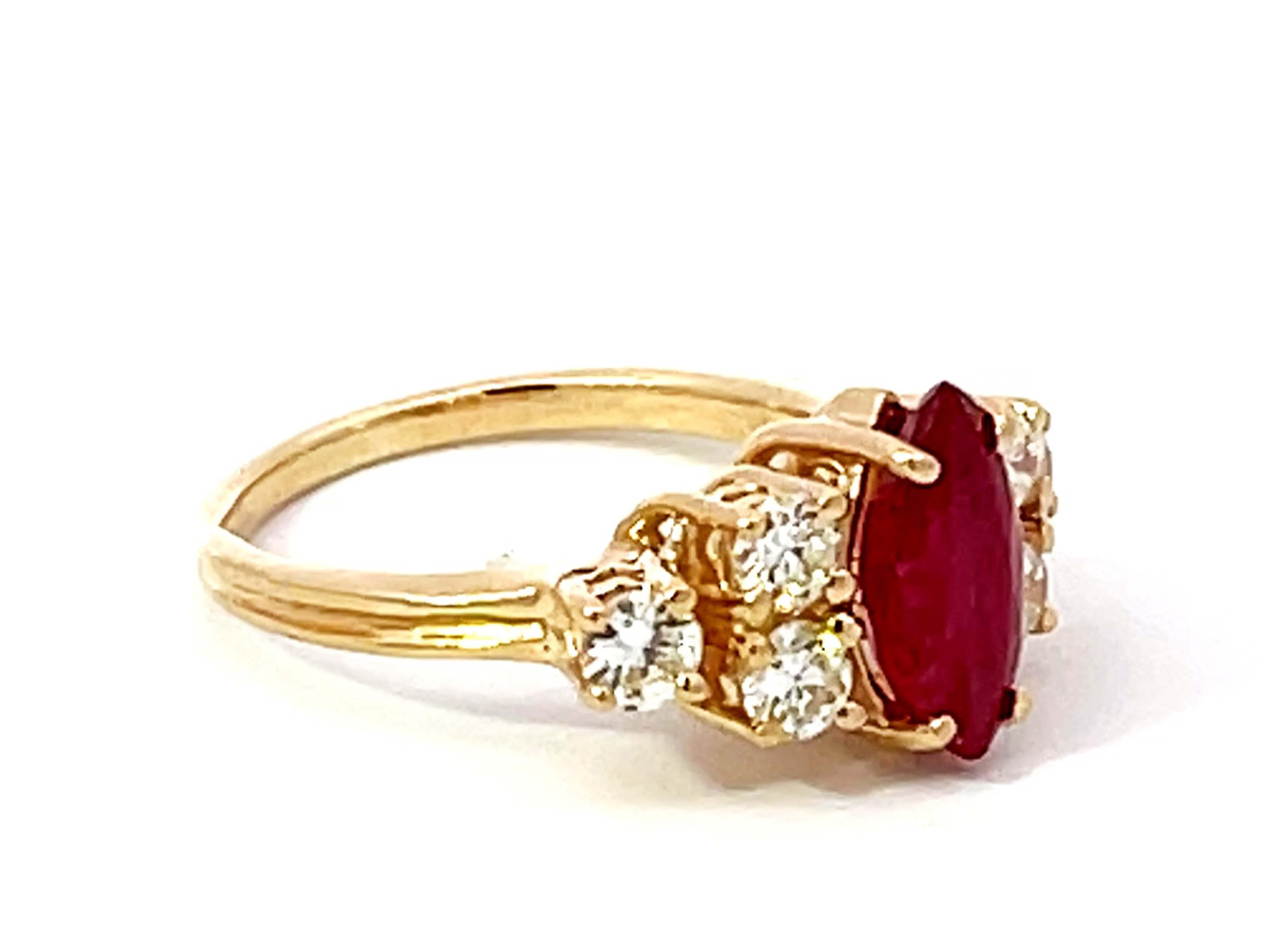 Marquise-Rubin- und Diamant-Ring aus 14 Karat Gelbgold (Moderne) im Angebot