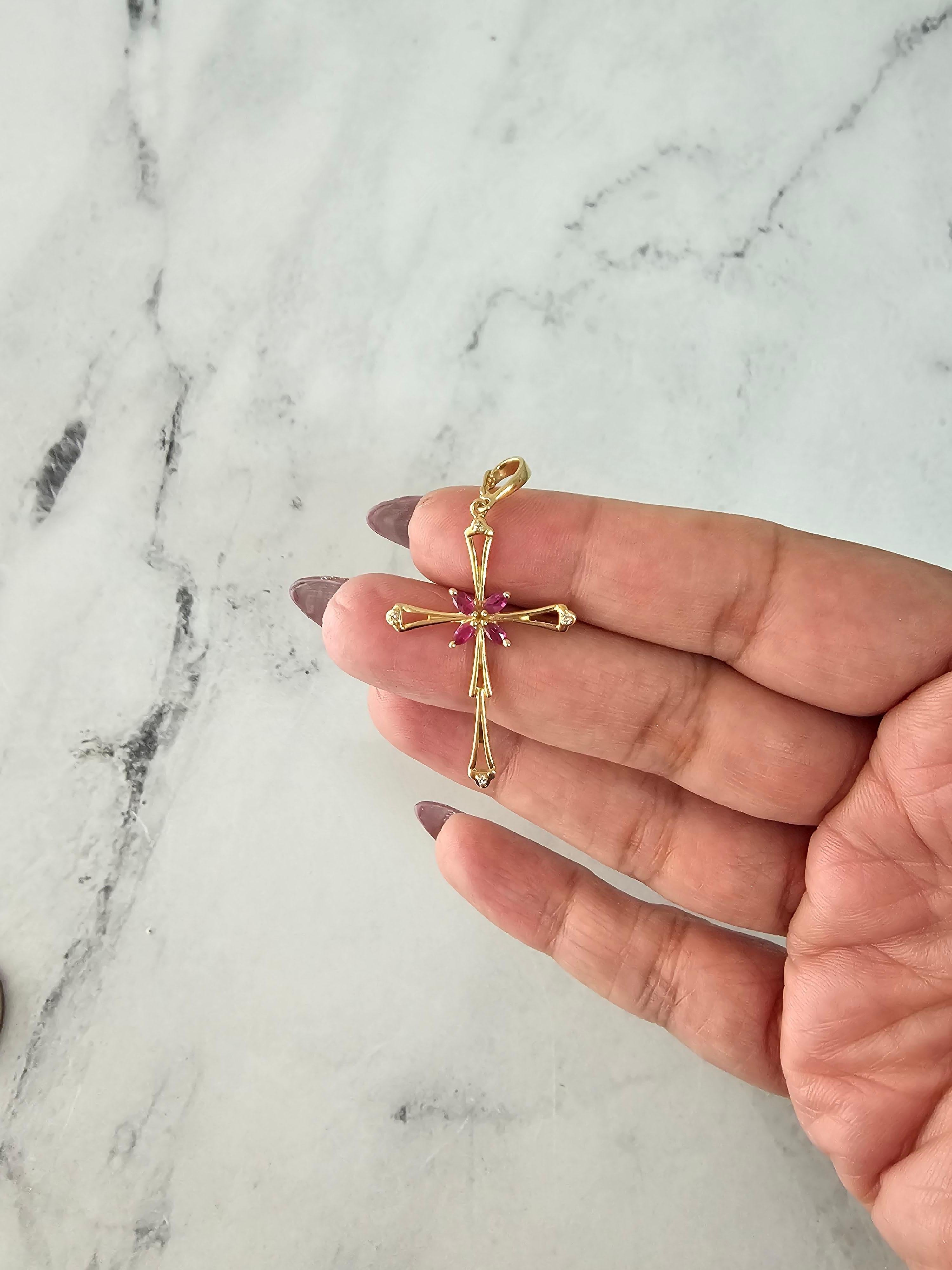 ♥ Sommaire du produit ♥

Pierre principale : Rubis et diamant
Métal : Or jaune 14K
Taille de la pierre : Marquise
Dimensions : 46MMX 24MM
Poids : 2 grammes
Caution : Renforcée
Chaîne : 18