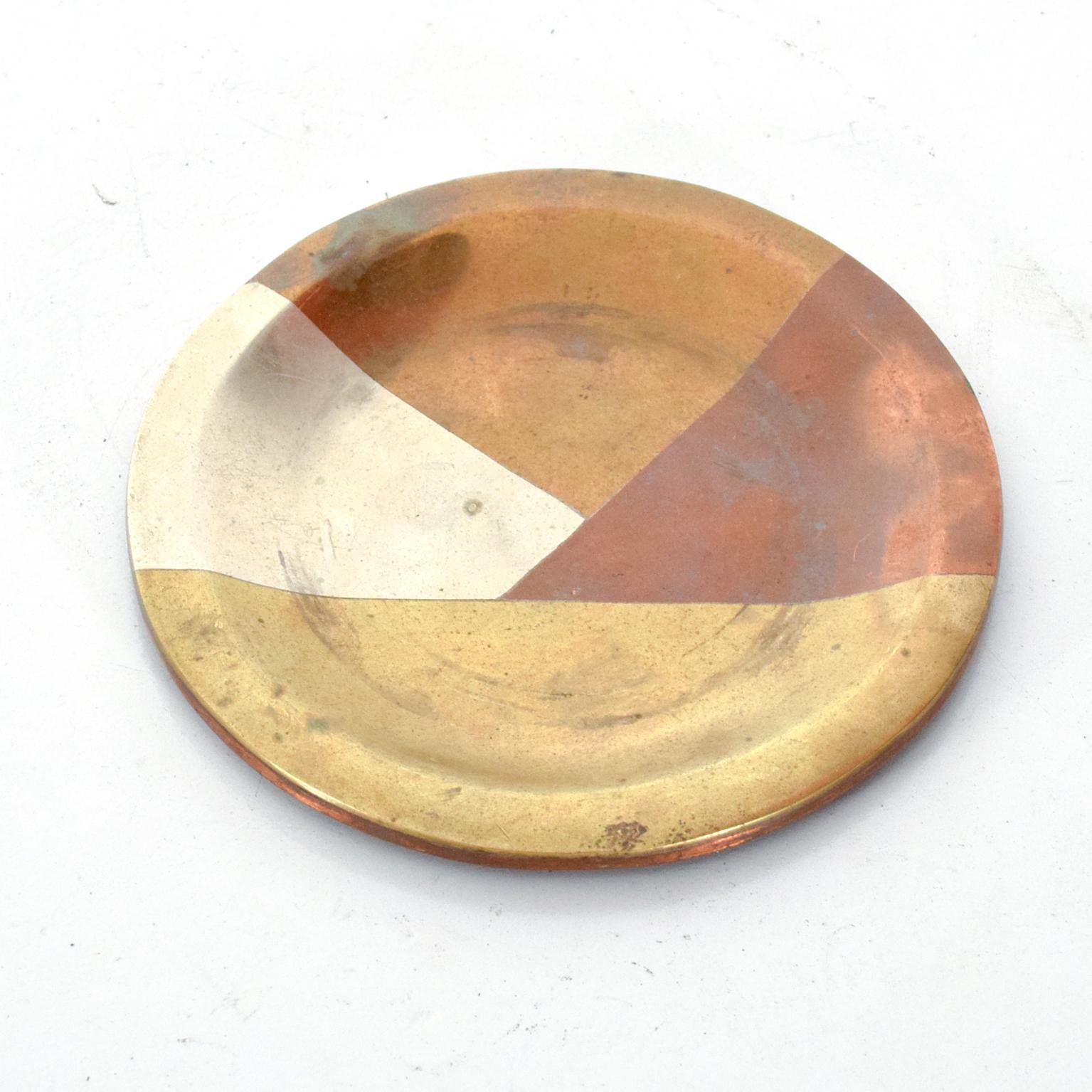 For your consideration: a small decorative dish by Los Castillo. Married metals design. Brass, Copper, Stainless steel. Round shape. Stamped on the backside. 
Los Castillo Mexico circa 1960s.
Dimensions: 4 3/16
