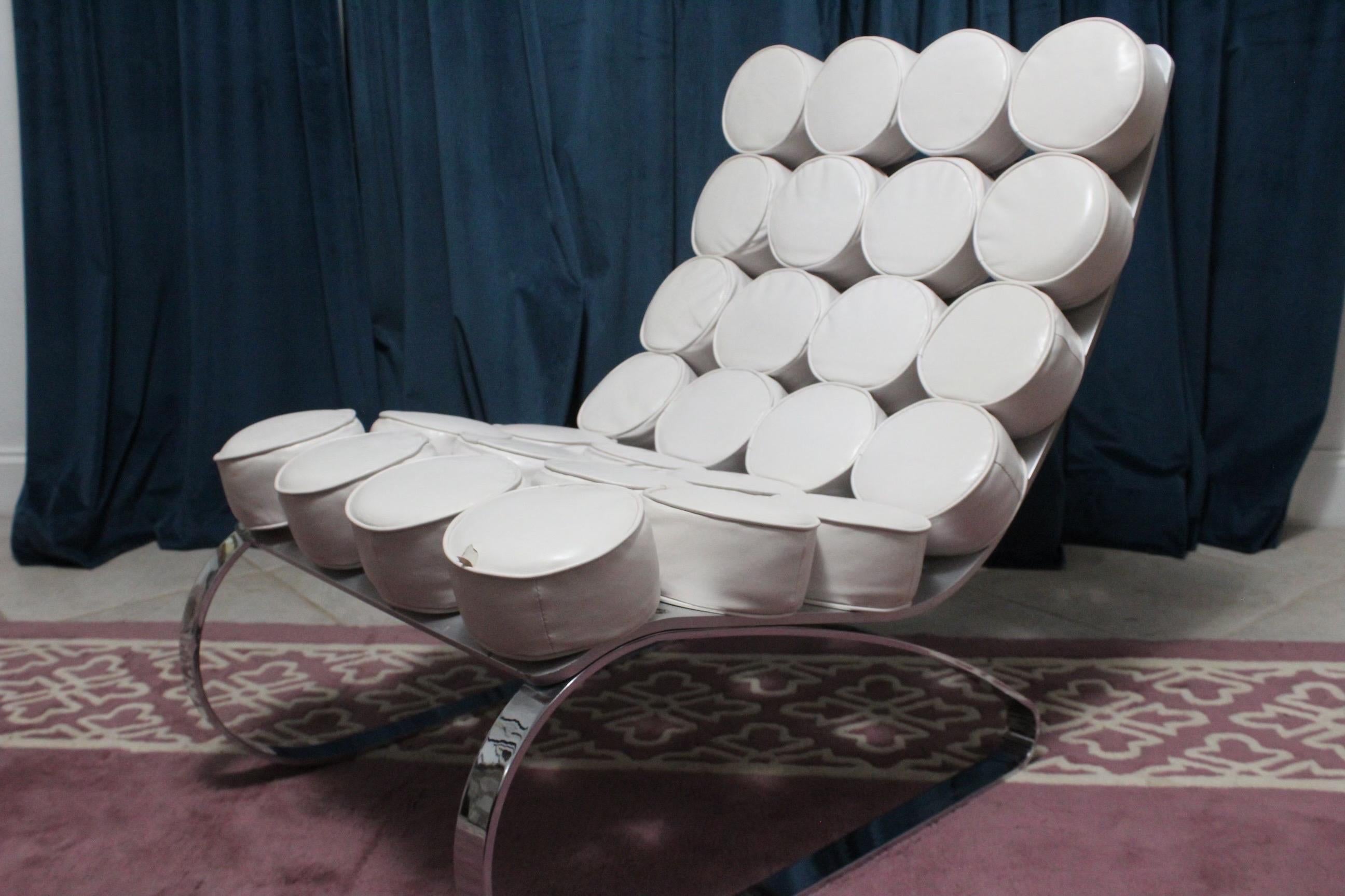 Einzigartige Vintage Midcentury modern Marshmallow Lounge Chair mit passender Ottomane. CIRCA 1970er Jahre. Im Stil von George Nelson für Herman Miller. Loungesessel mit 28 weißen, weichen Vinylblasen, die auf einem schweren, gebogenen Fuß aus