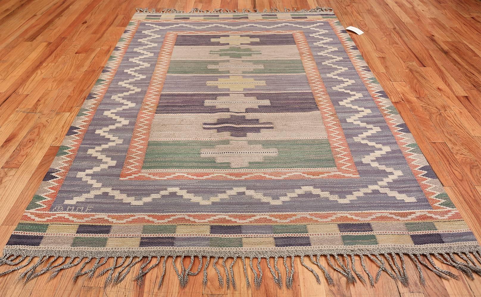 Vintage Märta Mass Scandinavian Swedish Kilim Rug. Size: 5 ft 10 in x 8 ft 2 in In Excellent Condition In New York, NY