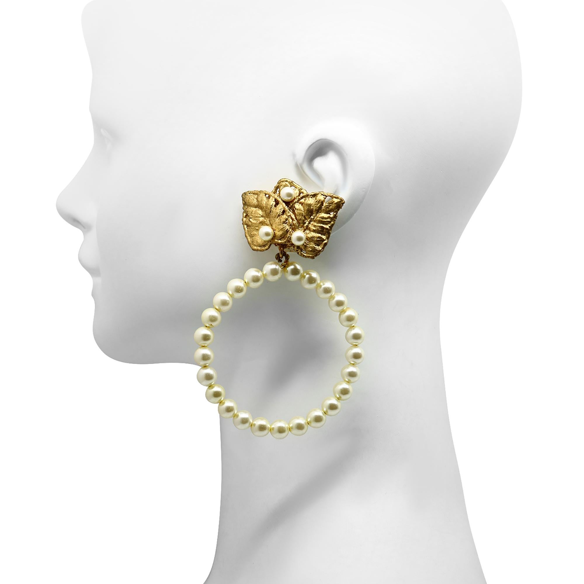 Vintage Martha Montero baumelnde Vintage-Ohrringe aus Gold und Kunstperlen, ca. 1980er Jahre im Zustand „Gut“ im Angebot in New York, NY