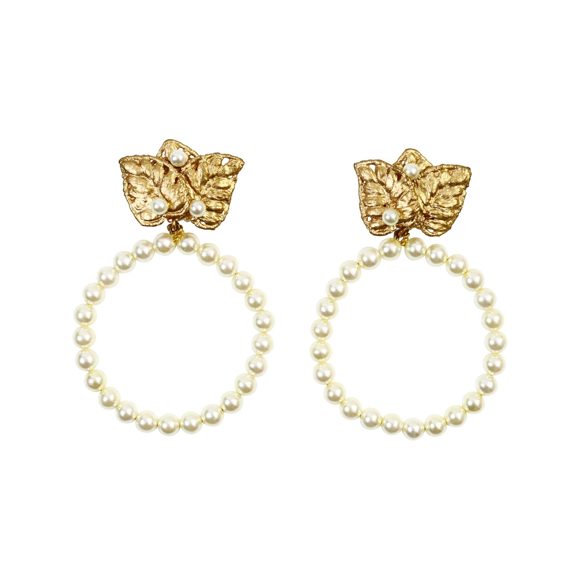 Vintage Martha Montero Gold und Faux Pearl Dangling Hoop Earrings CIRCA 1980s.  Die drei goldenen Blätter sind mit verstreuten Kunstperlen versehen, die nach dem Zufallsprinzip auf ihnen platziert sind.  (Es sollen drei an einem Ohr und zwei am