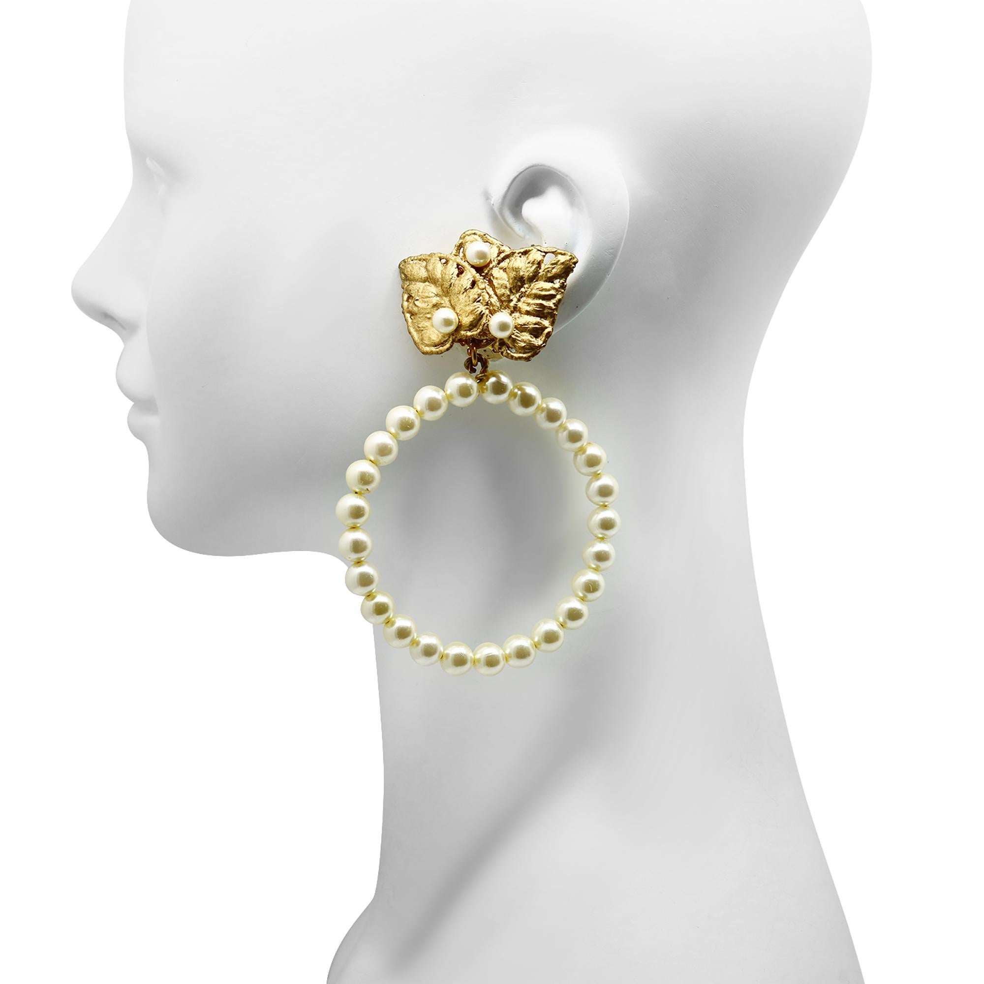 Vintage Martha Montero baumelnde Vintage-Ohrringe aus Gold und Kunstperlen, ca. 1980er Jahre (Moderne) im Angebot