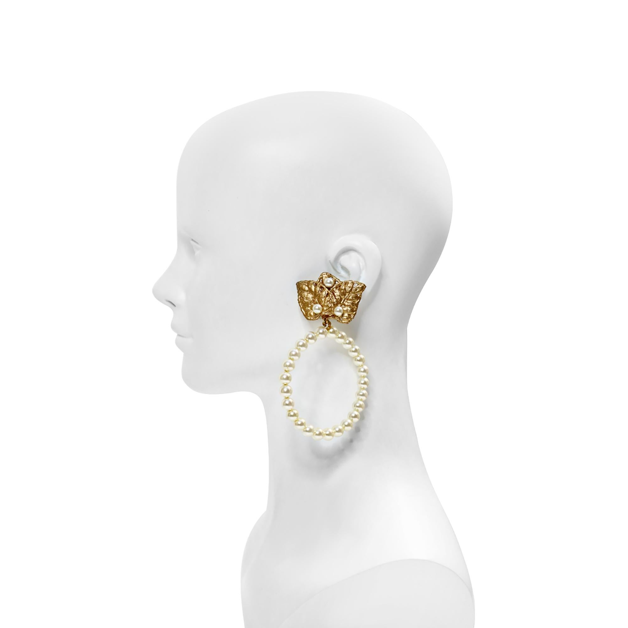 Vintage Martha Montero baumelnde Vintage-Ohrringe aus Gold und Kunstperlen, ca. 1980er Jahre für Damen oder Herren im Angebot