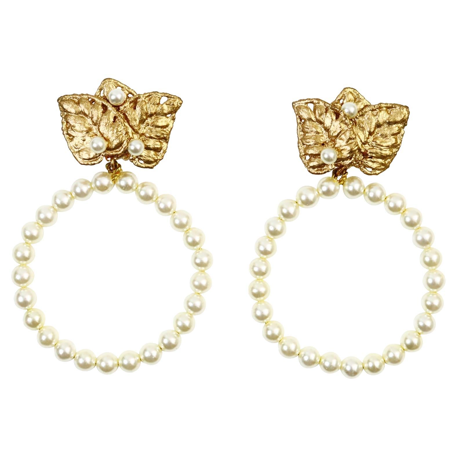 Vintage Martha Montero baumelnde Vintage-Ohrringe aus Gold und Kunstperlen, ca. 1980er Jahre im Angebot