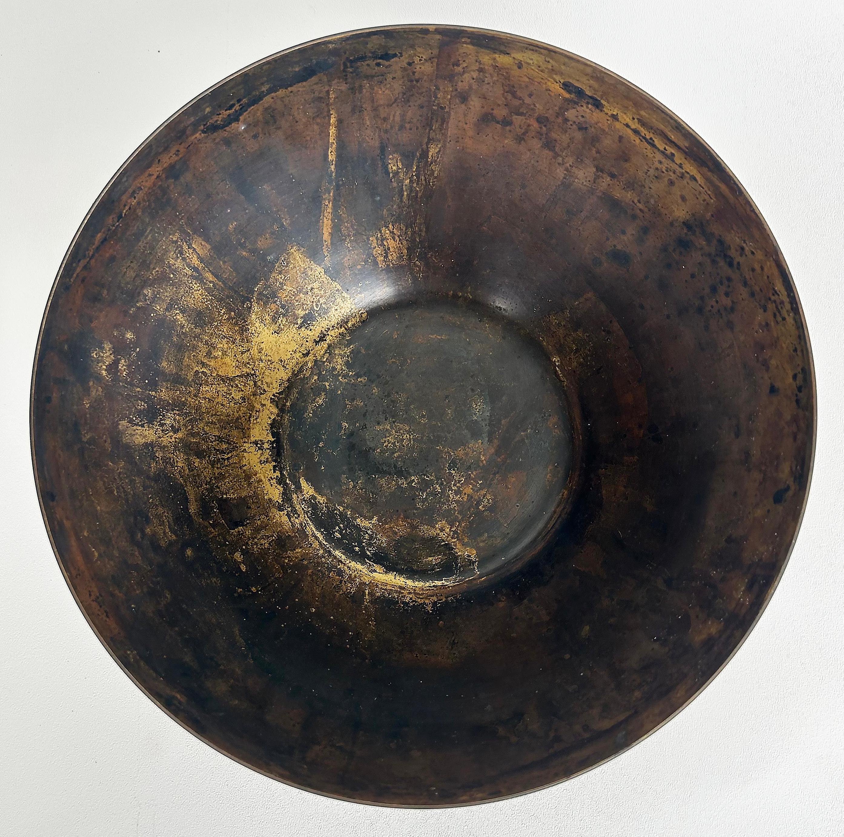 Vintage Martha Sturdy Bol patiné en bronze doré noirci, signé 

Ce bol moderne et organique, patiné en bronze noirci et doré, est l'œuvre de la sculptrice et créatrice de bijoux canadienne Martha Sturdy.

Steele travaille sur de nombreux supports,