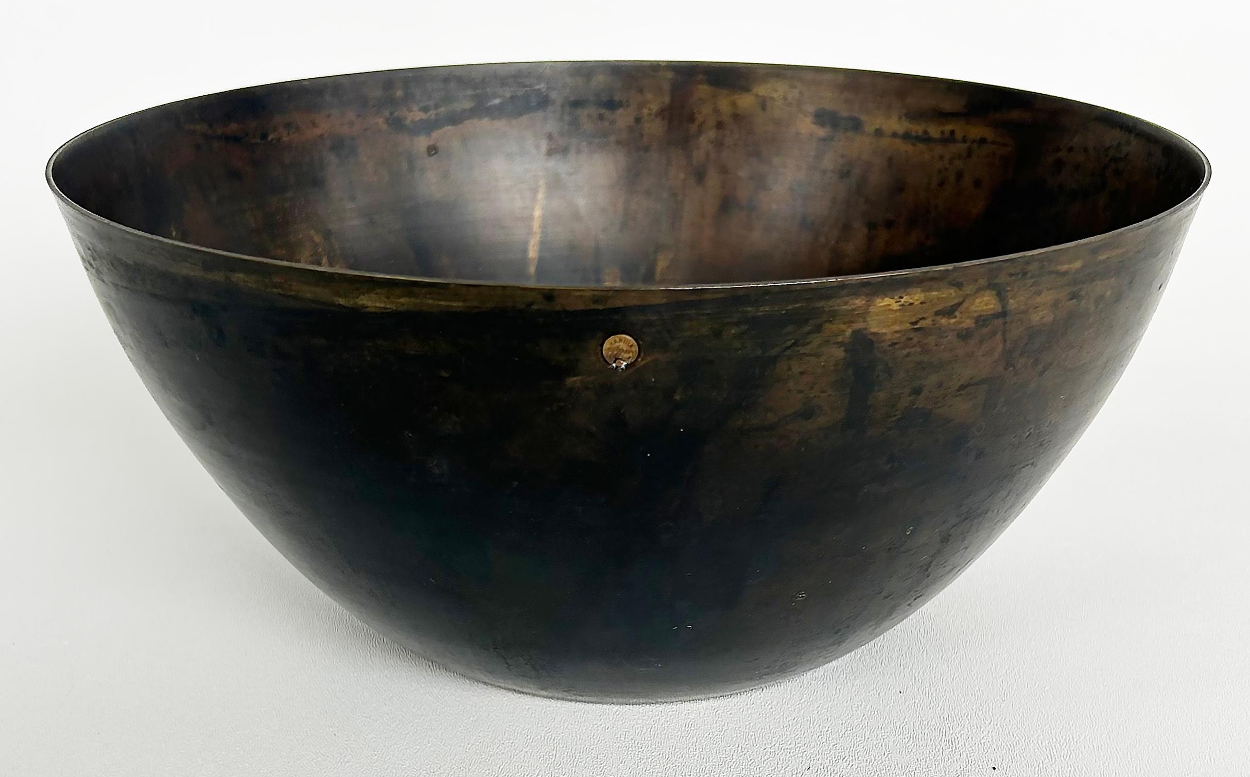 Doré Vintage Martha Sturdy Bol patiné en bronze doré noirci, signé en vente