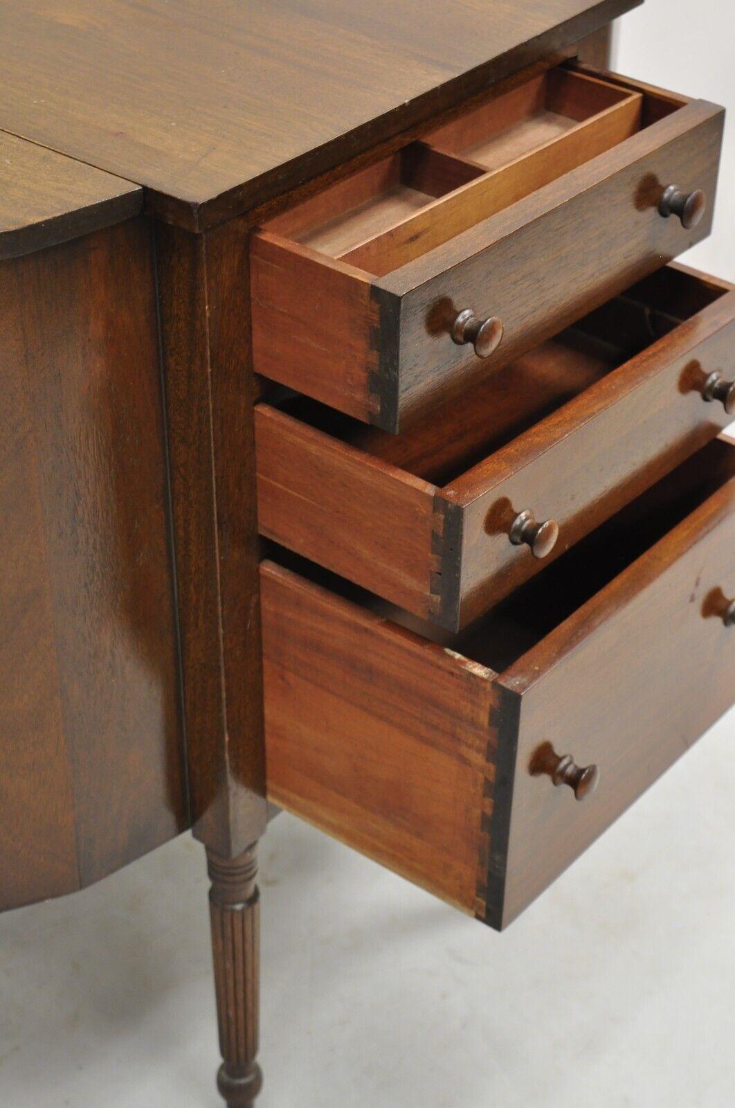 Vintage Martha Washington Colonial Mahogany Sewing Stand Side Table Cabinet en vente 1