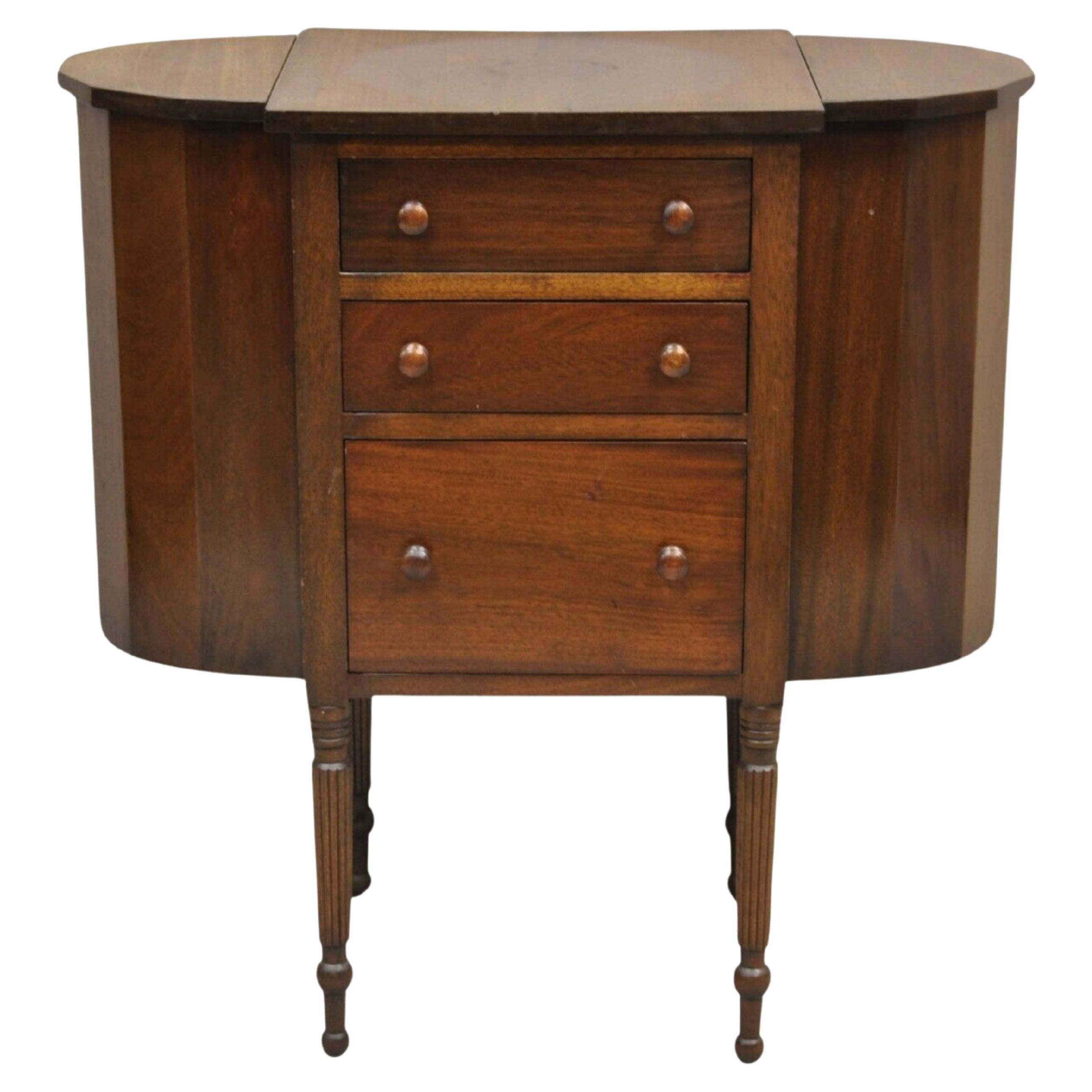 Vintage Martha Washington Colonial Mahogany Sewing Stand Side Table Cabinet en vente