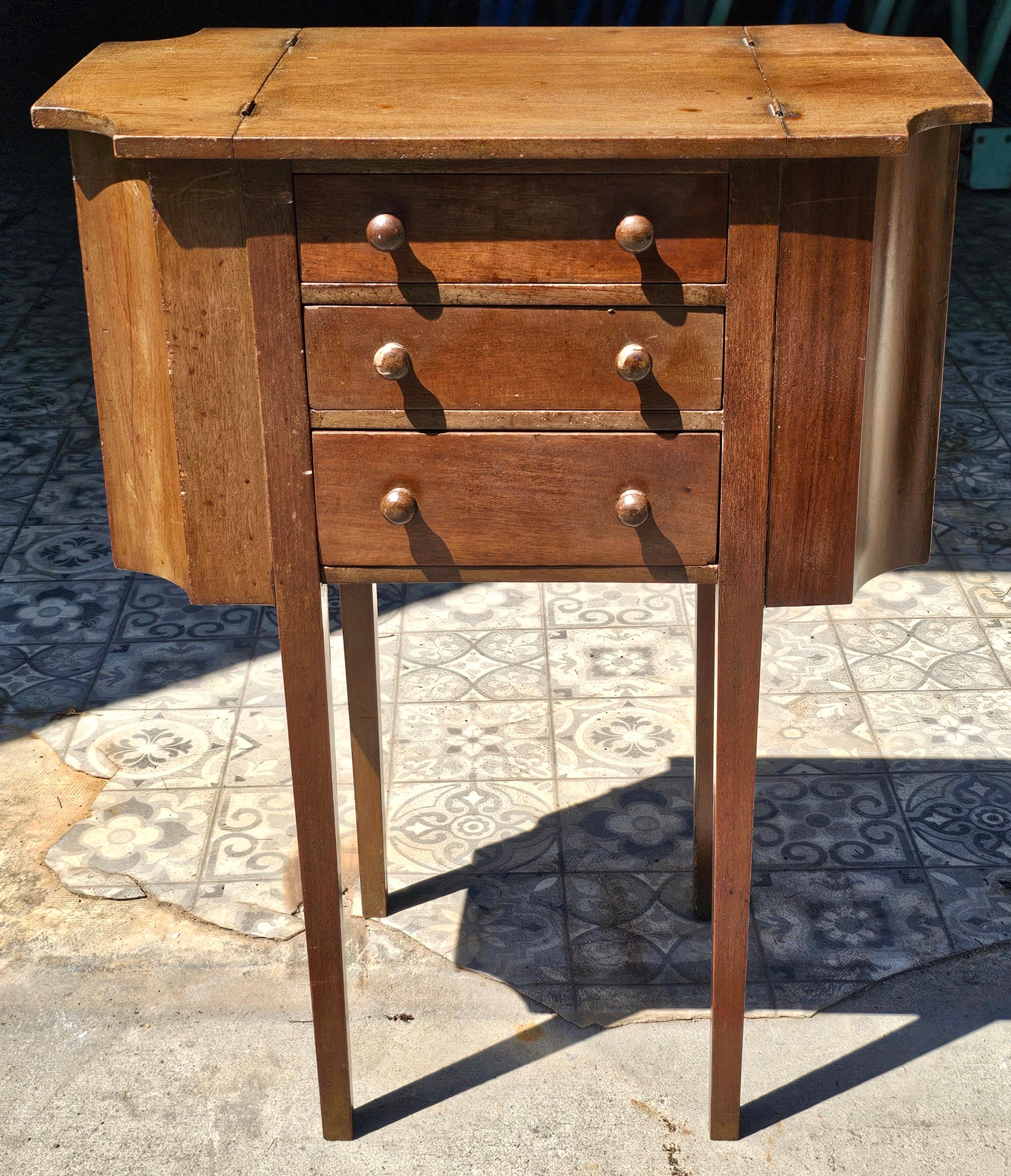 Colonial américain Table d'appoint à coudre vintage en noyer style Martha Washington en vente