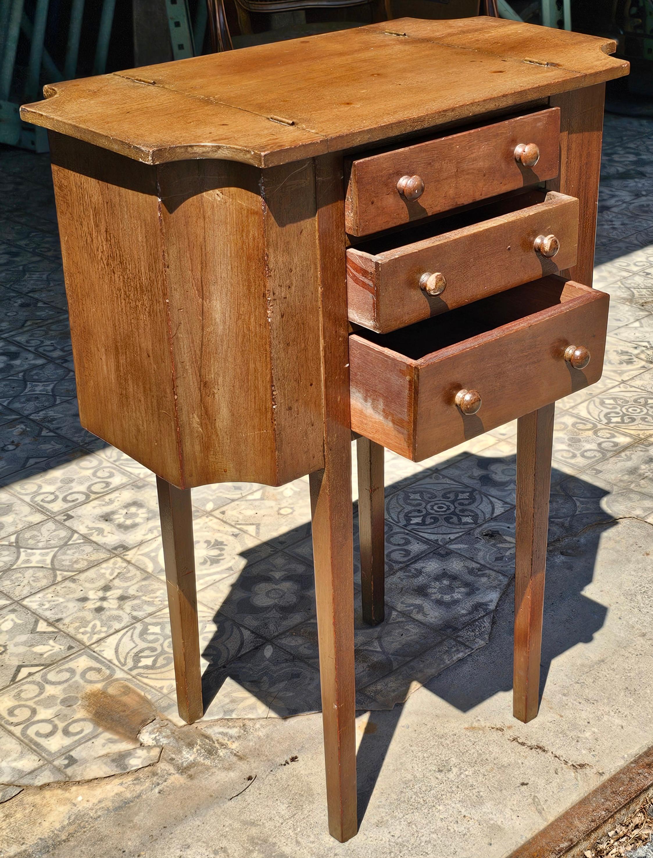 Américain Table d'appoint à coudre vintage en noyer style Martha Washington en vente