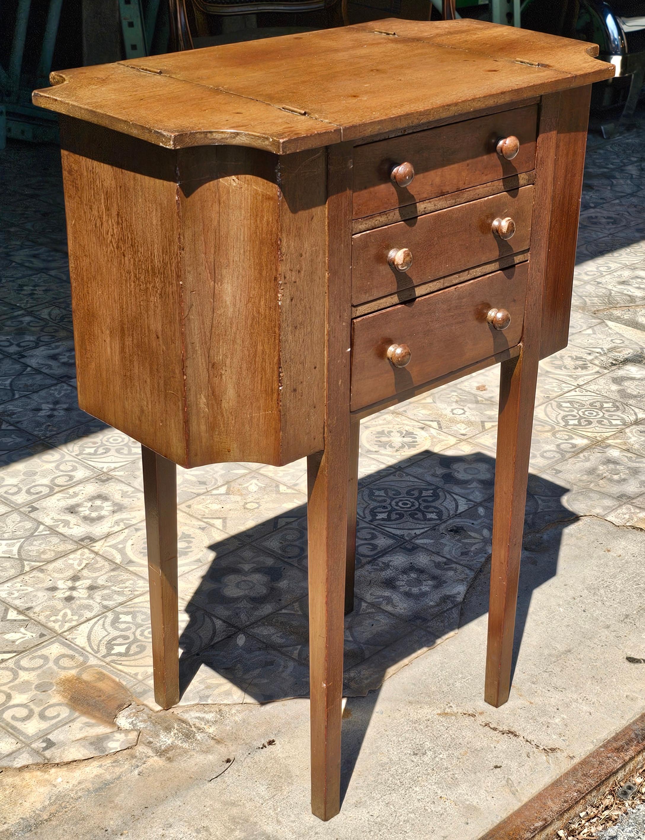 Autre Table d'appoint à coudre vintage en noyer style Martha Washington en vente