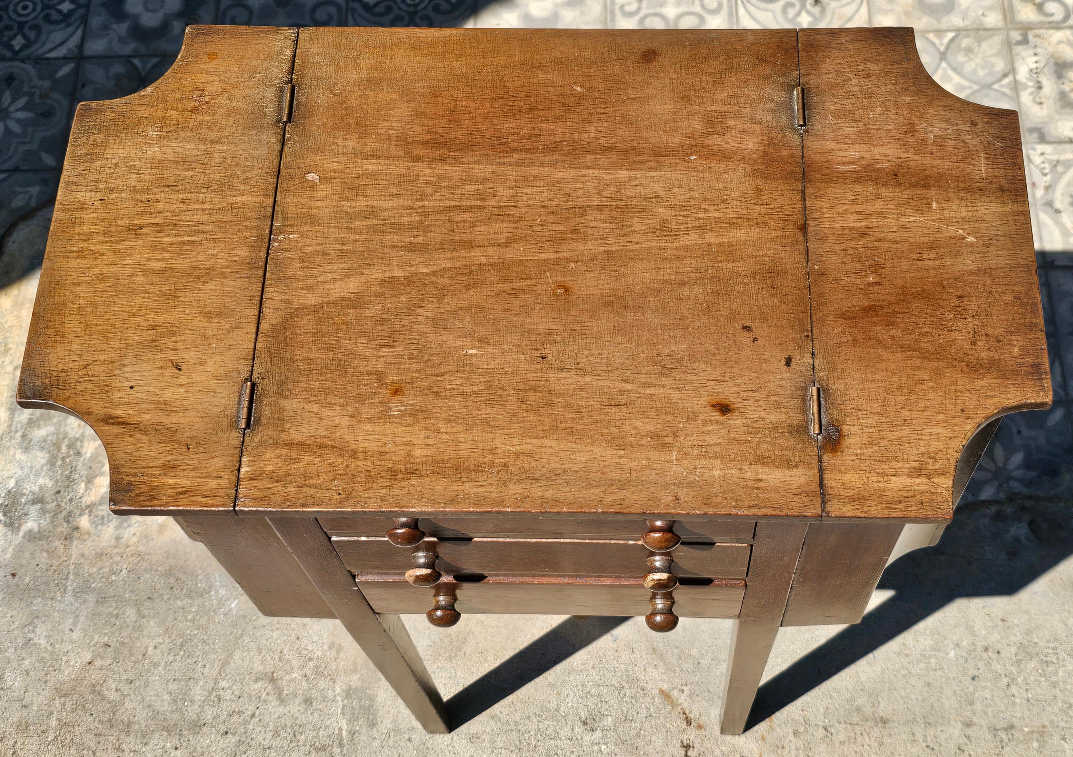 Table d'appoint à coudre vintage en noyer style Martha Washington Bon état - En vente à Germantown, MD
