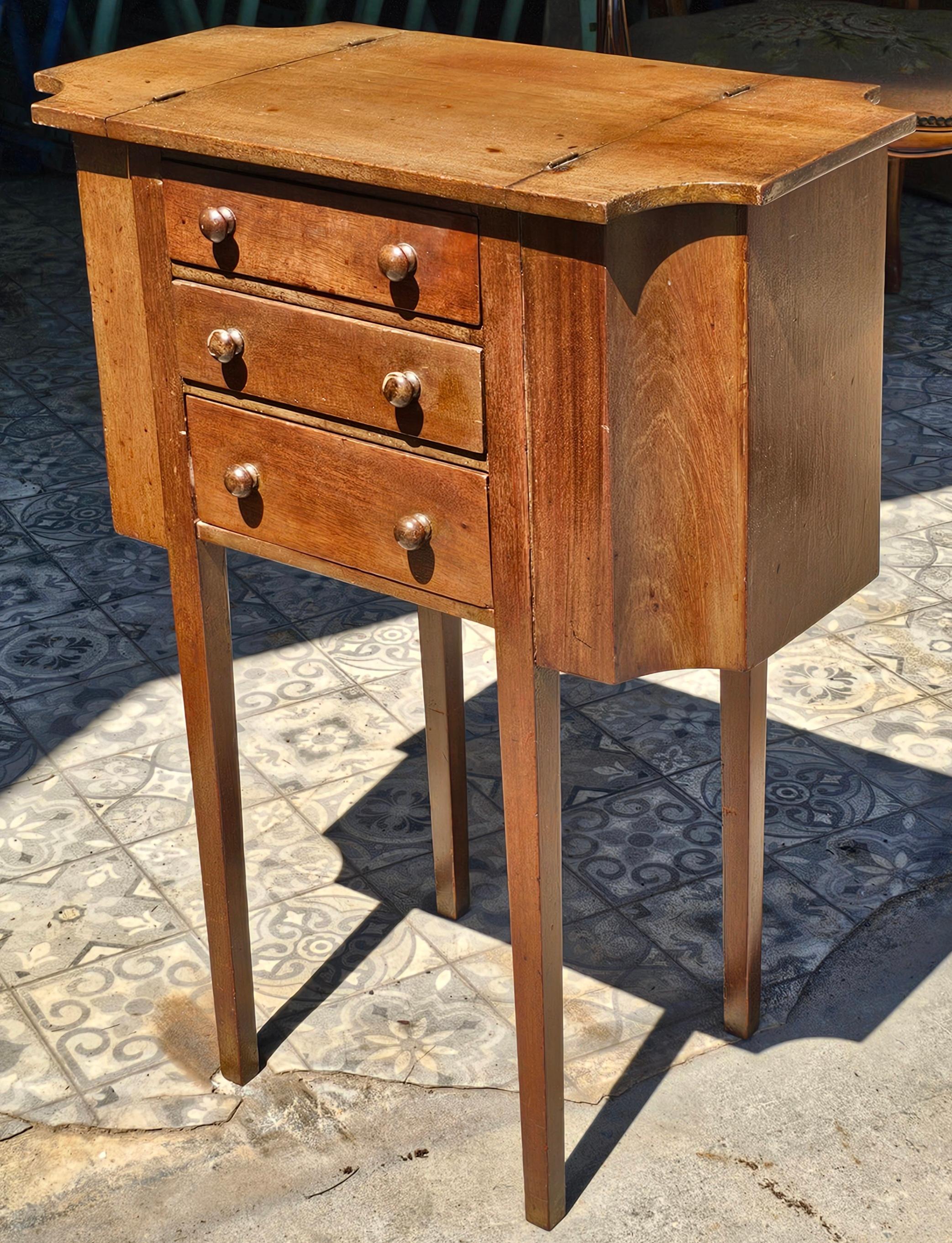 20ième siècle Table d'appoint à coudre vintage en noyer style Martha Washington en vente