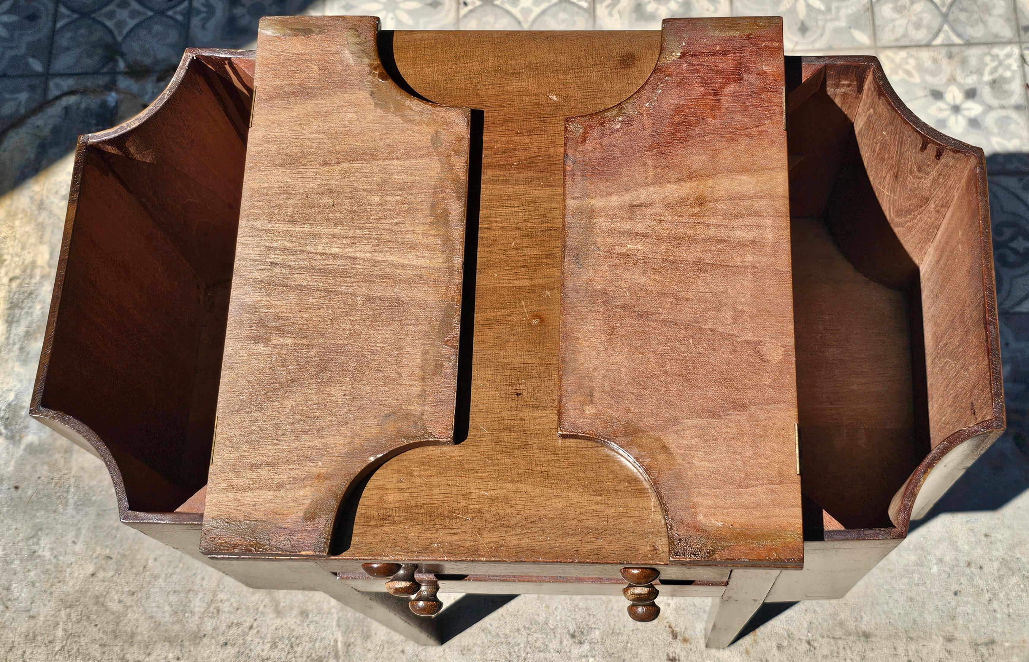 Bois Table d'appoint à coudre vintage en noyer style Martha Washington en vente
