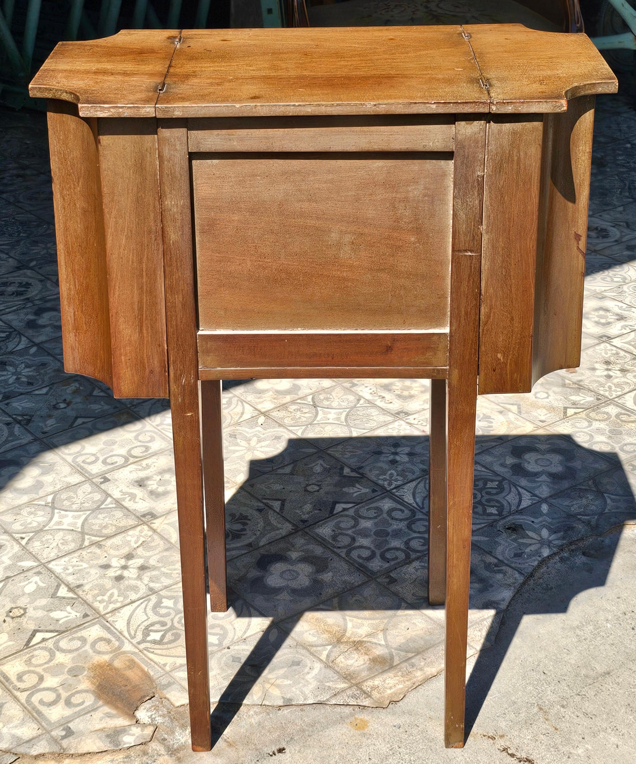 Table d'appoint à coudre vintage en noyer style Martha Washington en vente 1