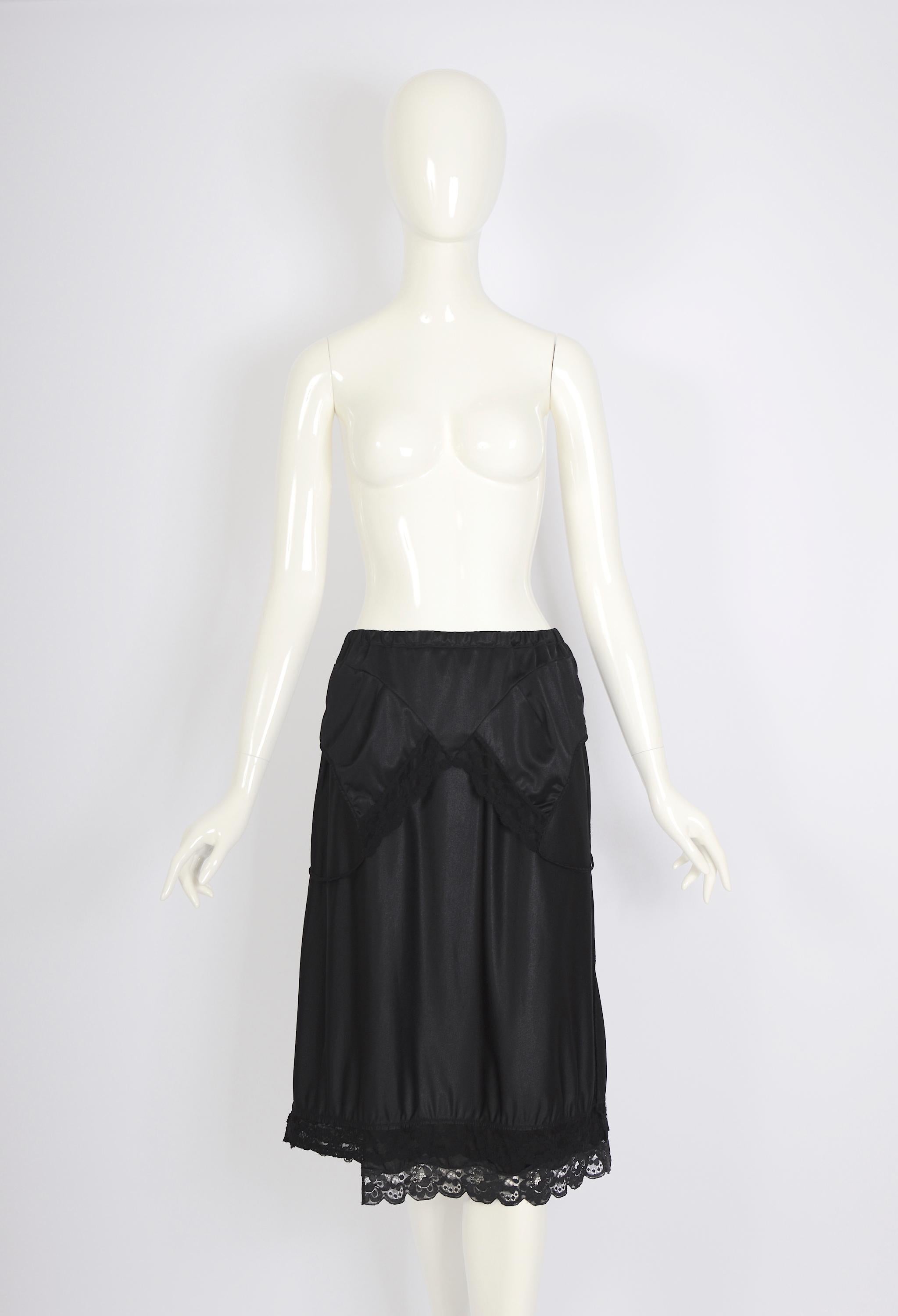 Ikonisches Sammlerstück von Martin Margiela. Vintage-Kollektion Martin Margiela Frühjahr-Sommer 2003, schwarzes Dessous-Kleid aus Polyester, das gekonnt in einen Rock umgewandelt wurde. Dies ist die kurze Version des Modells, das auf dem Laufsteg zu