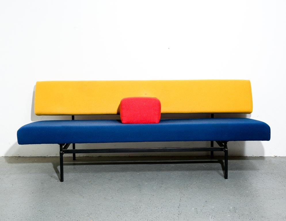 Vintage daybed/sofa by Dutch designer Martin Visser for 't Spectrum. Upholstered in wool primary colors. Seat pulls out to create a flat daybed. 17