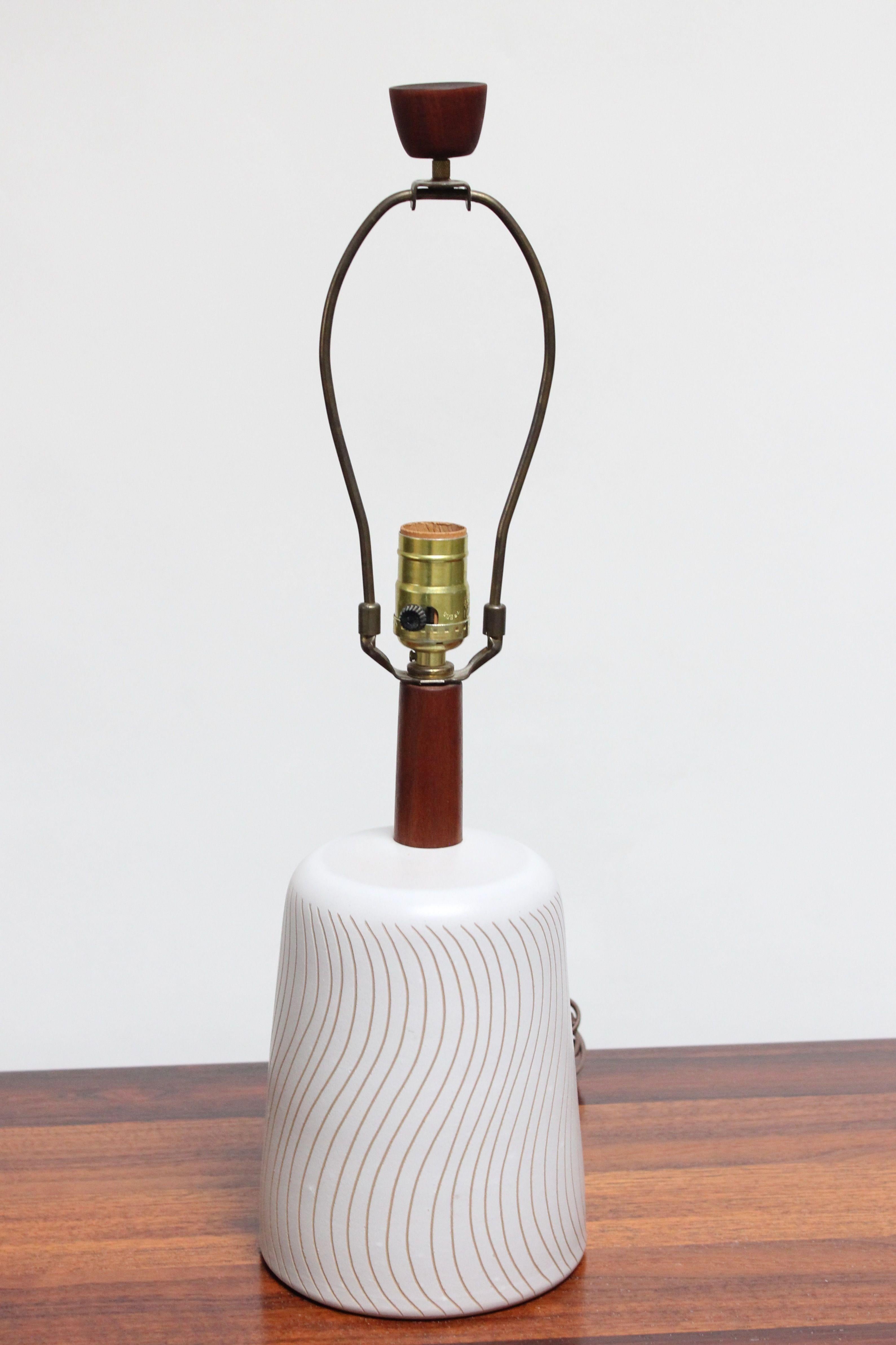 American Vintage Martz Ceramic and Walnut Table Lamp with Sgraffito Detail and Shade