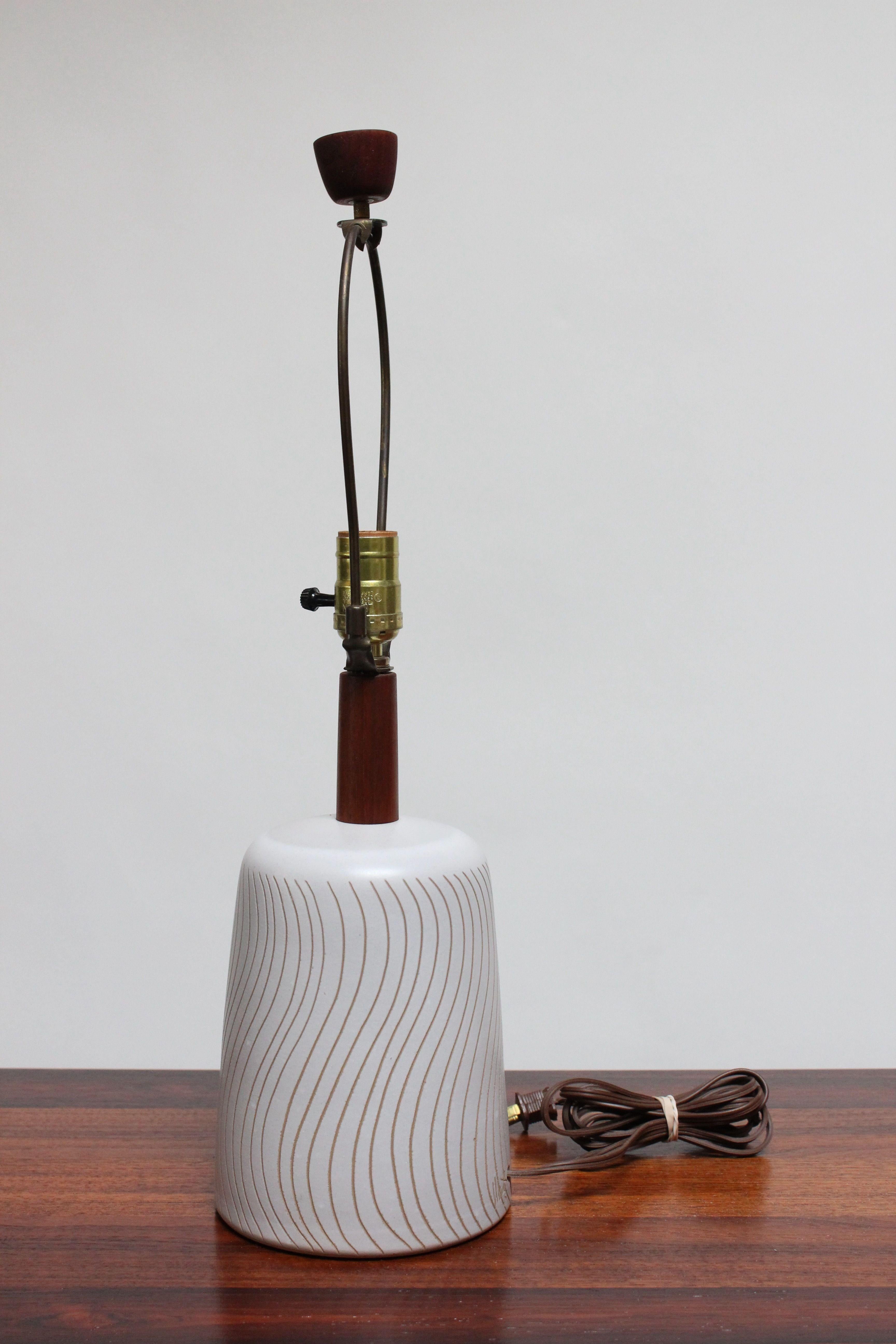 Vintage Martz Ceramic and Walnut Table Lamp with Sgraffito Detail and Shade In Good Condition In Brooklyn, NY