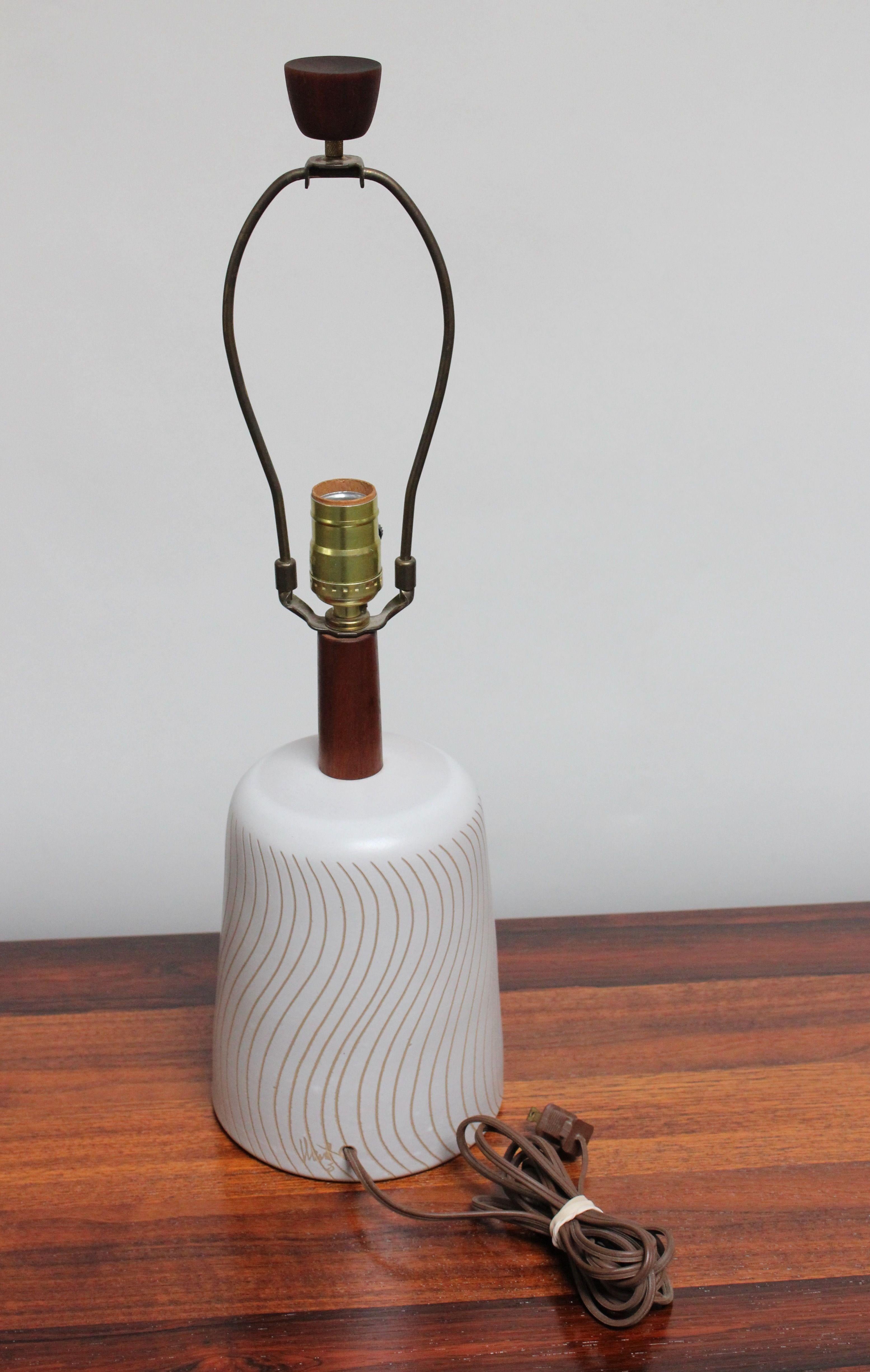 Mid-20th Century Vintage Martz Ceramic and Walnut Table Lamp with Sgraffito Detail and Shade