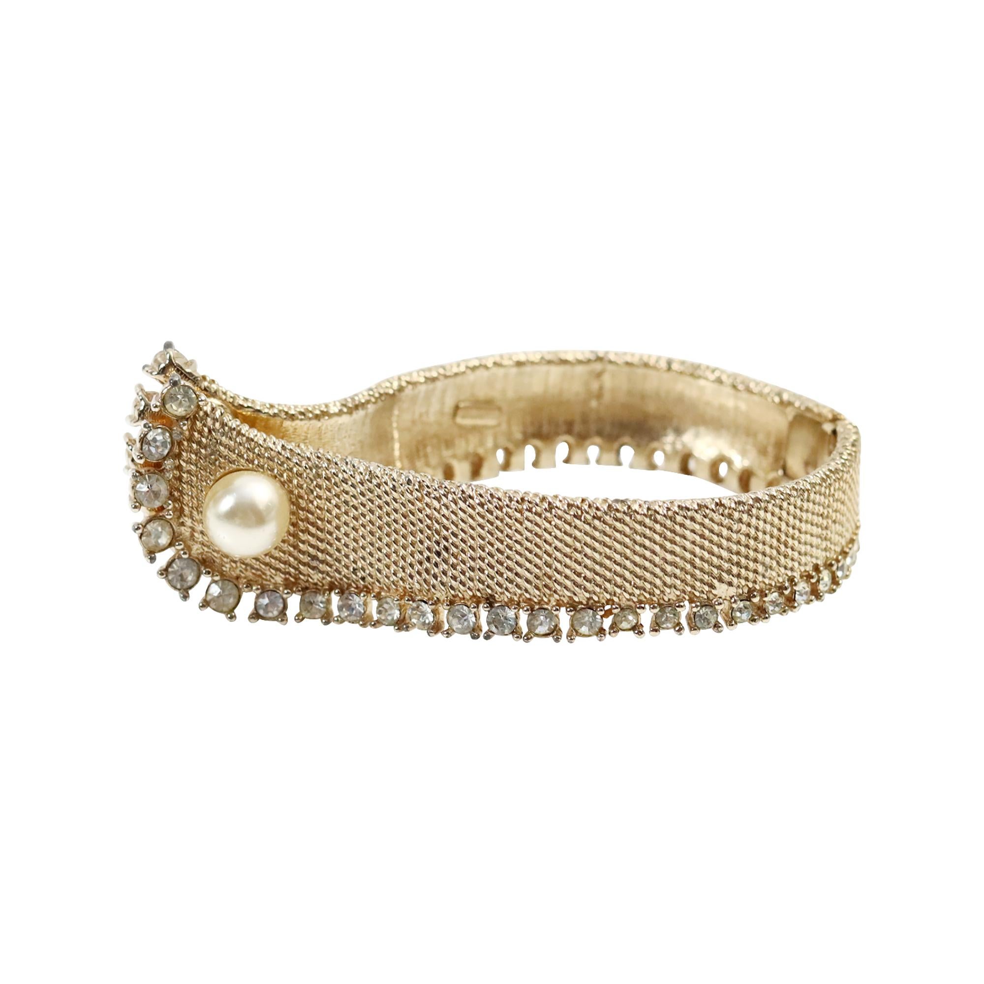 Polsino vintage Marvella in tonalità oro con diamanti e perle finte Circa 1960. Questo è uno dei polsini più insoliti che abbia mai visto.  Assomiglia a un polsino sul fondo di una camicia e sarà sicuramente un pezzo forte e di conversazione.  Si