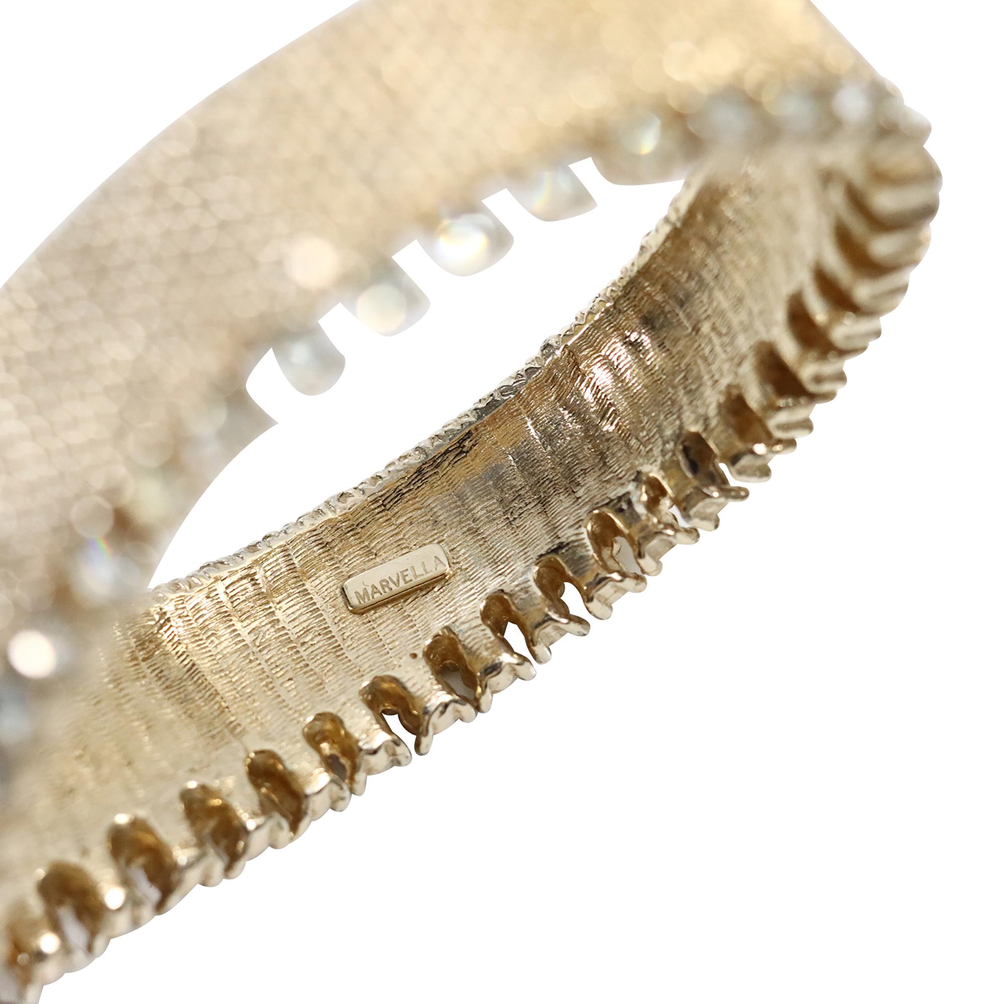 Polsino vintage Marvella in tonalità oro con diamanti e perle finte, CIRCA 1960 in vendita 2
