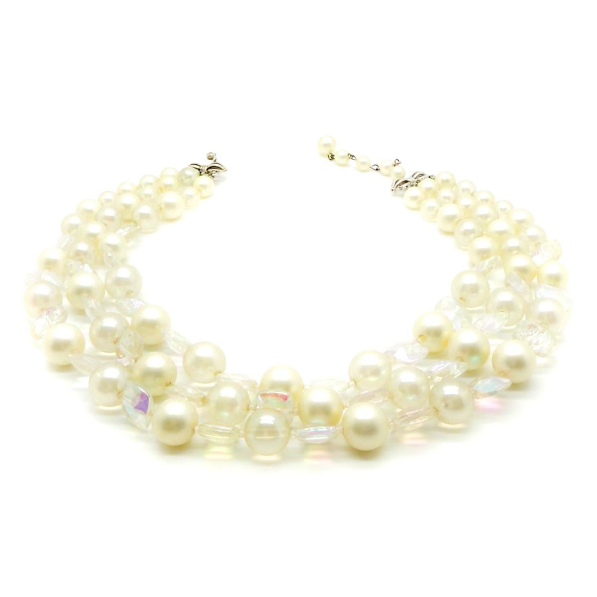 Una collana di perle Marvella Vintage senza tempo e così femminile. Una tripla fila di perle con delicati cristalli aurora boreale come accenti, aggiungerà il tocco finale perfetto a qualsiasi look.
Famed per la sua bigiotteria, in particolare per