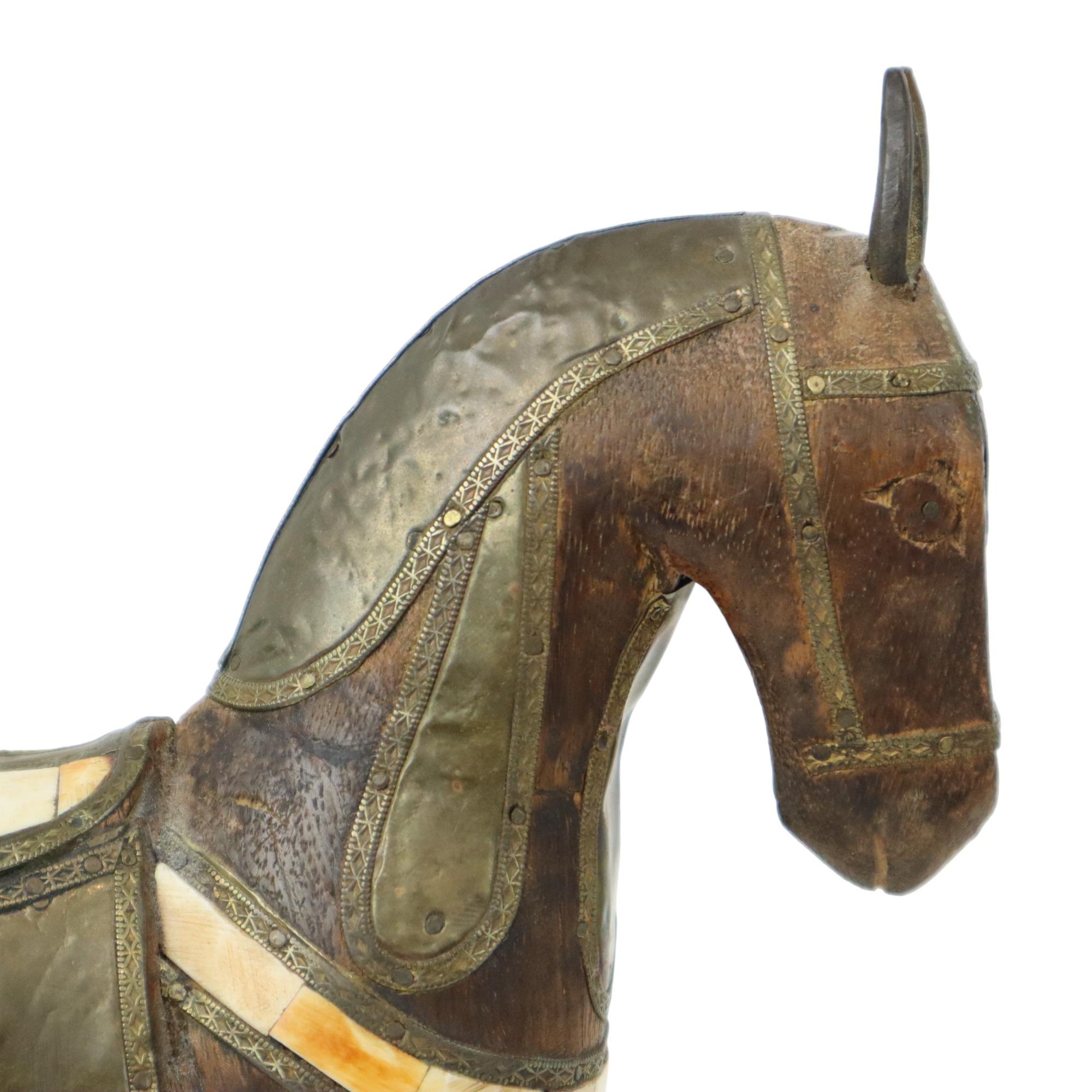 Cheval Marwari vintage en bois sculpté incrusté d'os et de cuivre 26cm en vente 3