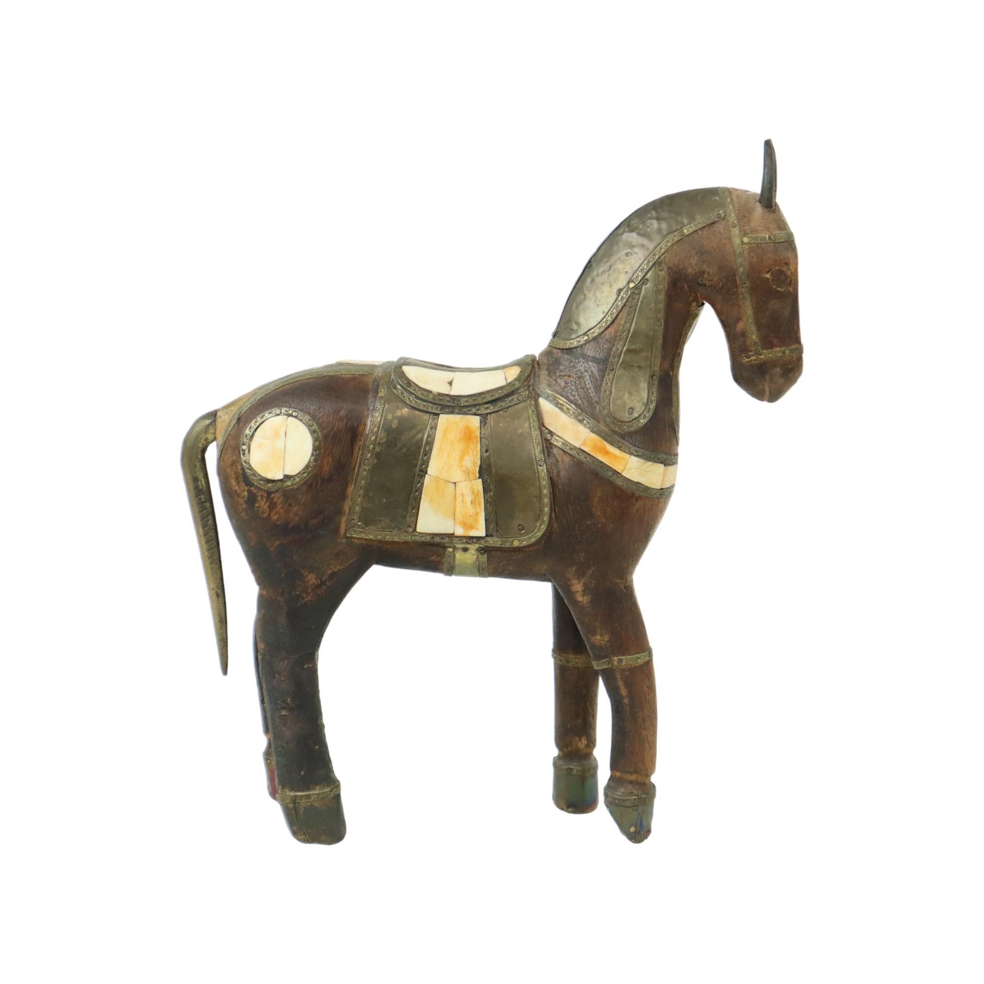Statue de cheval Marwari vintage, sculpture en bois sculpté recouverte de cuivre et incrustée de morceaux d'os, originaire d'Inde, vers le milieu du 20e siècle.

Cette belle statue est faite à la main en bois dur et est teintée en foncé, la statue a