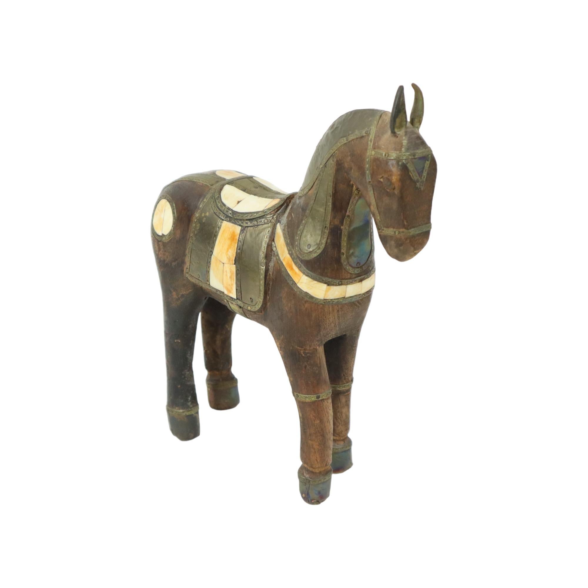 Indien Cheval Marwari vintage en bois sculpté incrusté d'os et de cuivre 26cm en vente