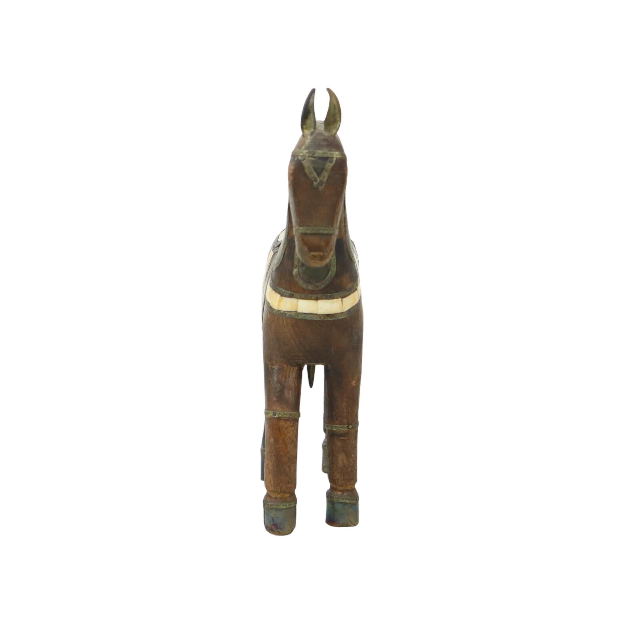 Incrusté Cheval Marwari vintage en bois sculpté incrusté d'os et de cuivre 26cm en vente