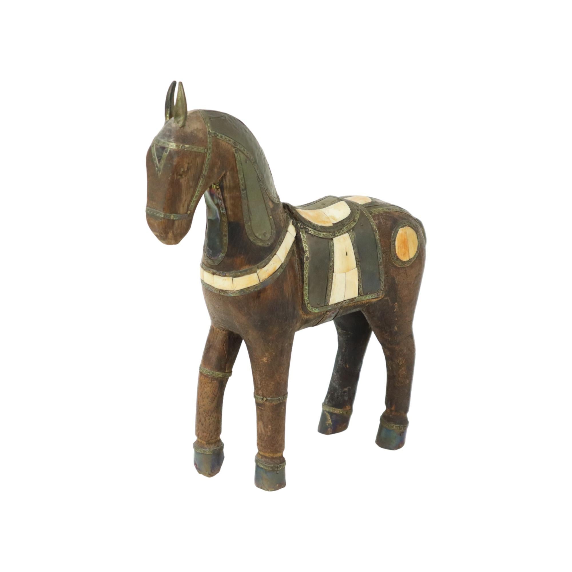 Cheval Marwari vintage en bois sculpté incrusté d'os et de cuivre 26cm Bon état - En vente à Poperinge, BE