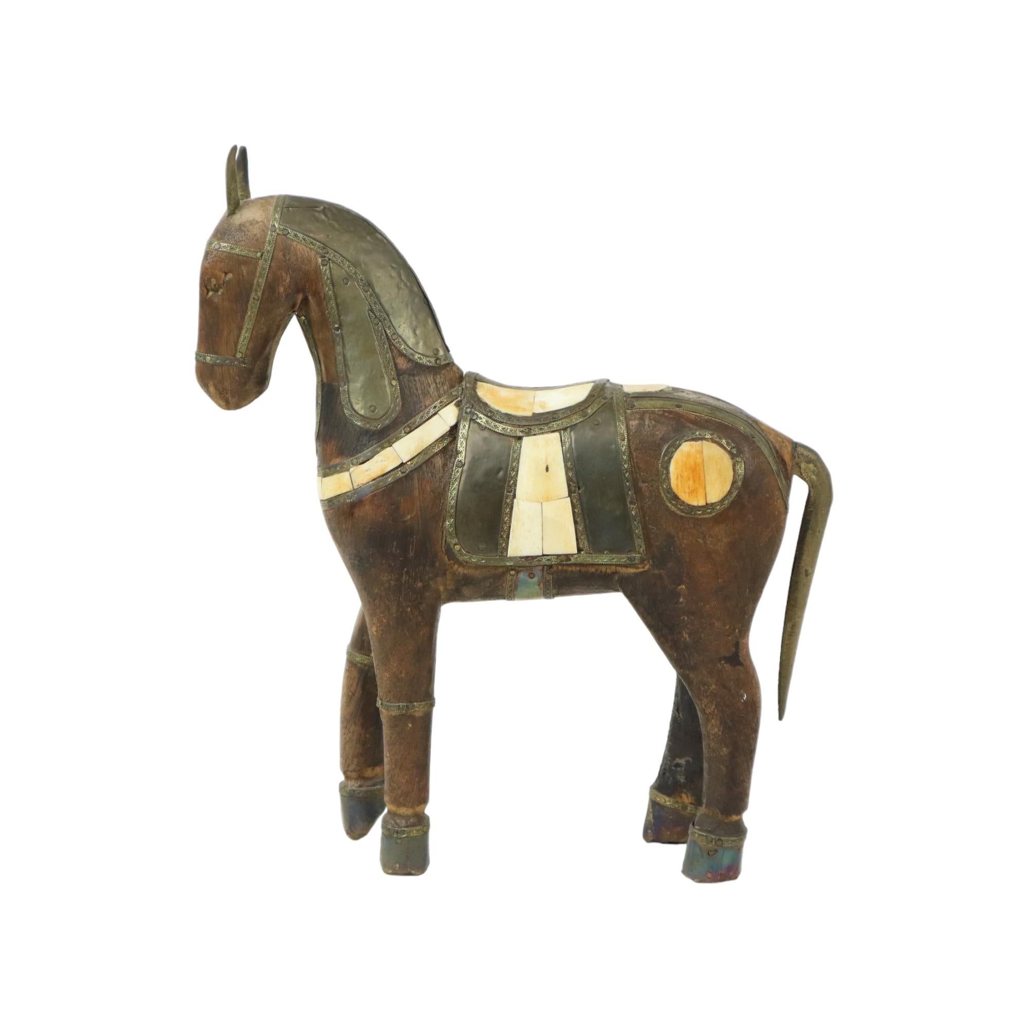 20ième siècle Cheval Marwari vintage en bois sculpté incrusté d'os et de cuivre 26cm en vente