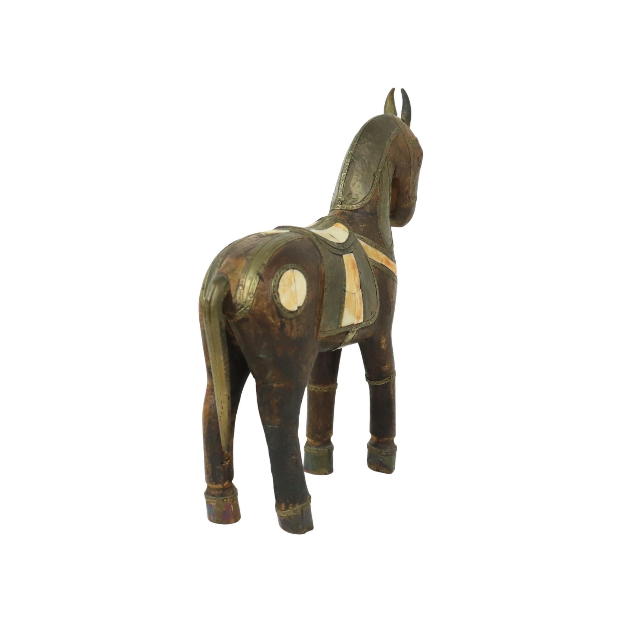 Cheval Marwari vintage en bois sculpté incrusté d'os et de cuivre 26cm en vente 1