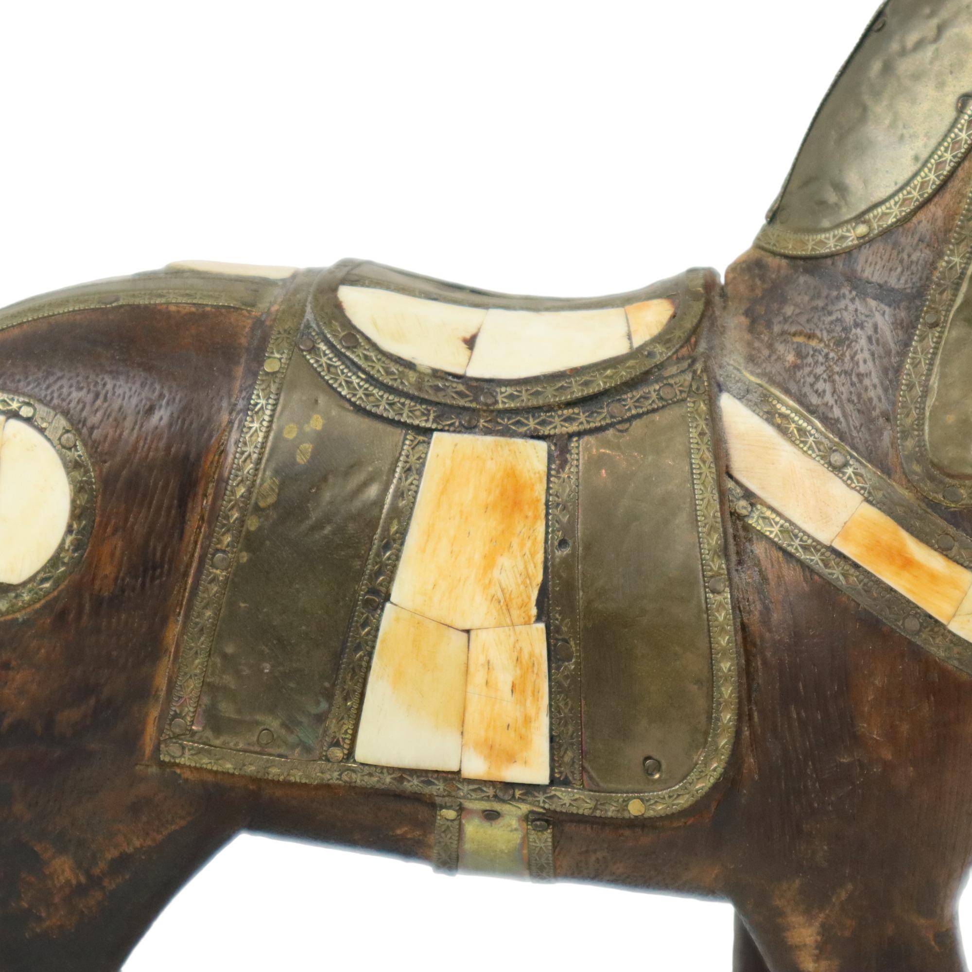 Cheval Marwari vintage en bois sculpté incrusté d'os et de cuivre 26cm en vente 2