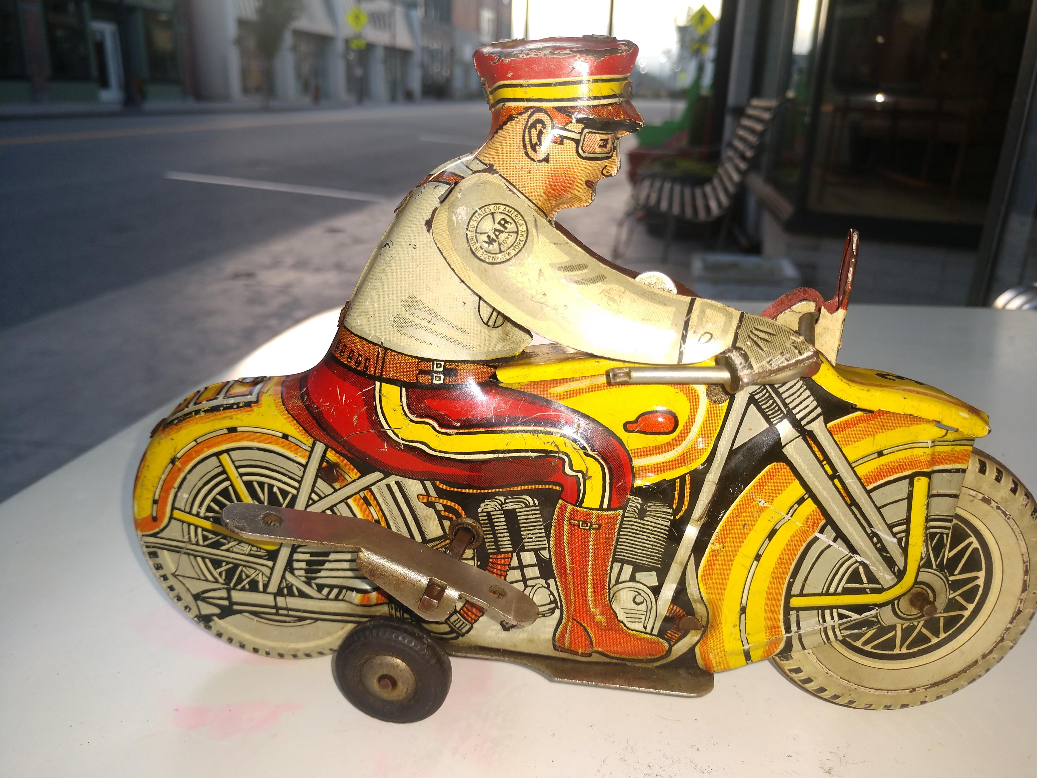 Vintage Marx Tin Litho Motorcycle Cop Windup Toy C1948 In Good Condition In Port Jervis, NY