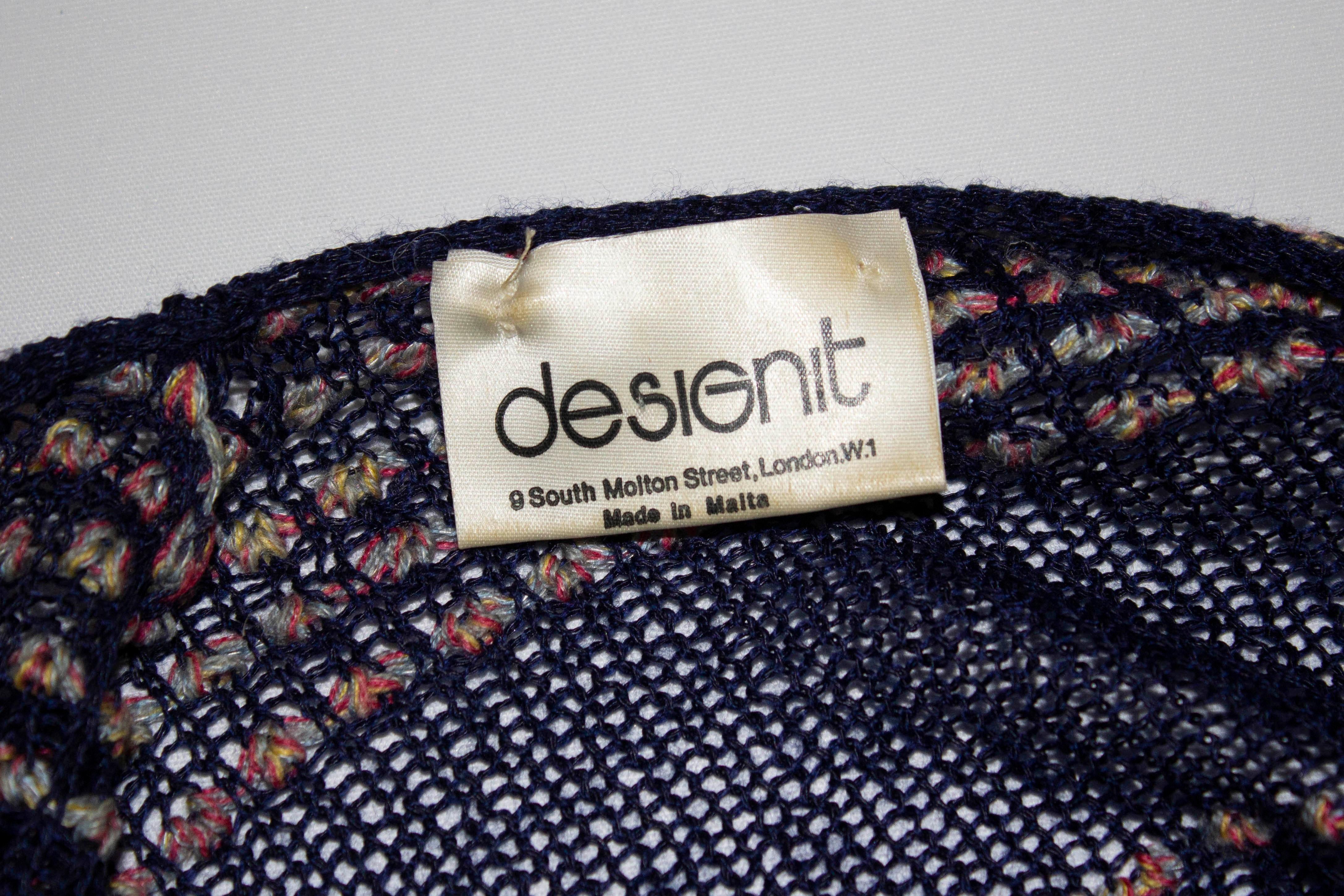 Un fantastico top vintage per la primavera di Mary Farin per Designit. In un bel colore blu, il top ha una scollatura a V e una scollatura sulla schiena, con un orlo elasticizzato,  e le guaine per i cappucci. Misure: Busto superiore fino a 40''.