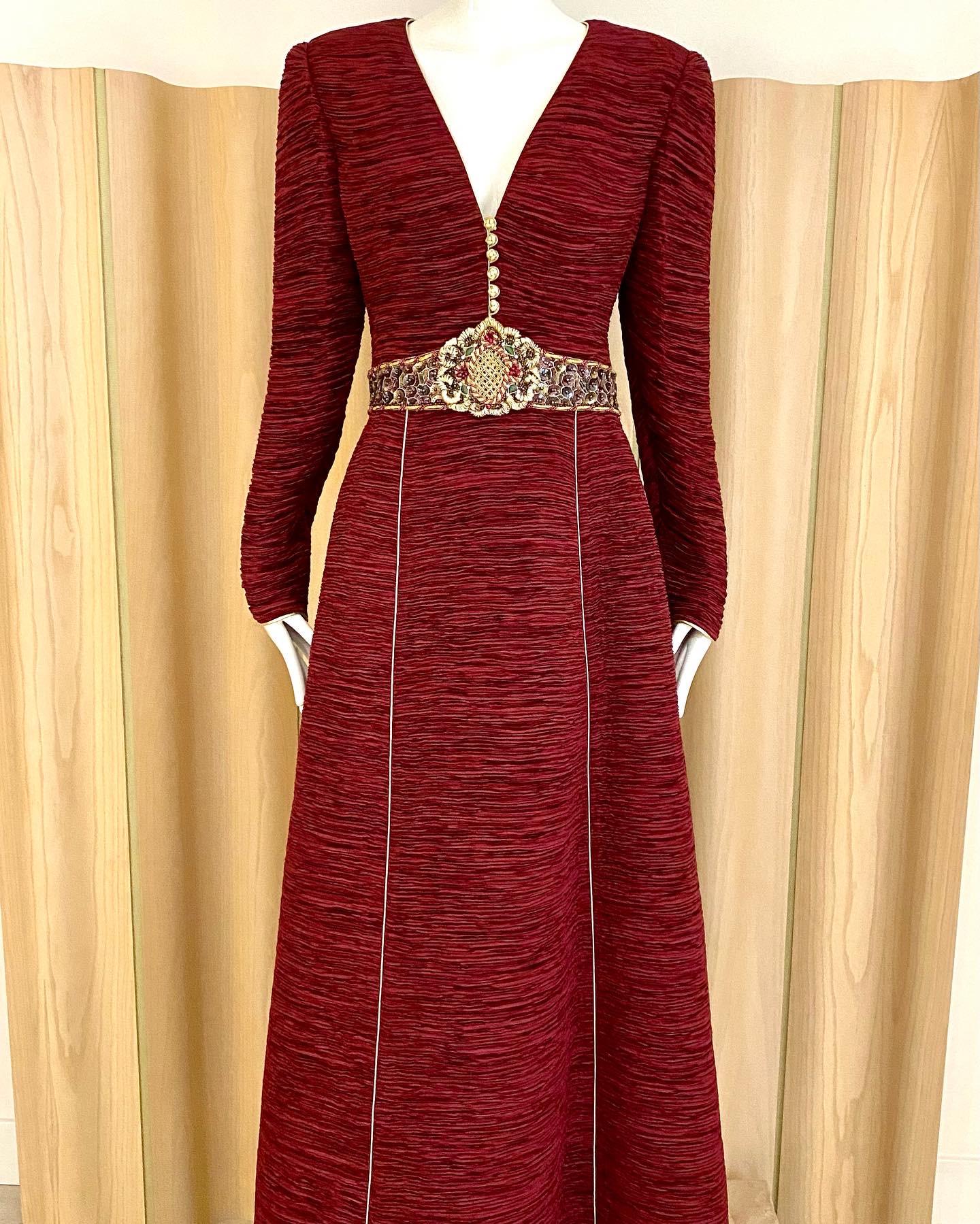 Mary McFadden Couture, Vintage  Burgunderfarbenes langärmeliges Kleid  im Angebot 5